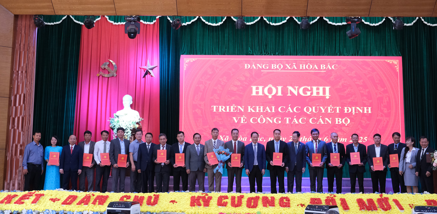 Ban Chấp hành Đảng bộ xã Hòa Bắc chụp hình lưu niệm với các đồng chí lãnh đạo tỉnh