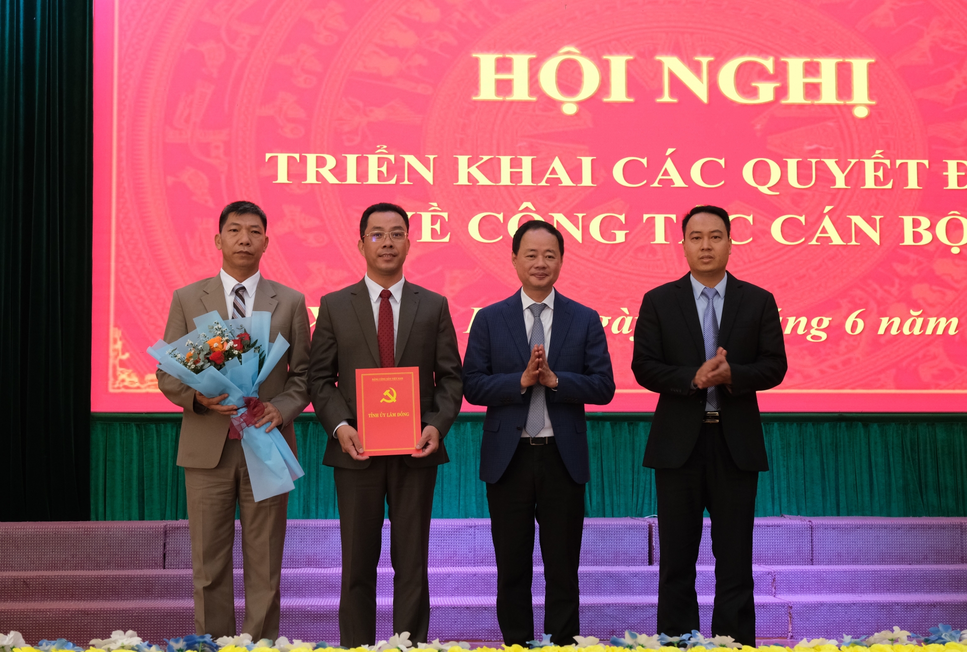 Đồng chí Trần Hồng Thái - Phó Bí thư Tỉnh ủy, Chủ tịch UBND tỉnh Lâm Đồng trao quyết định về công tác cán bộ cho Thường trực Đảng ủy xã Hòa Bắc