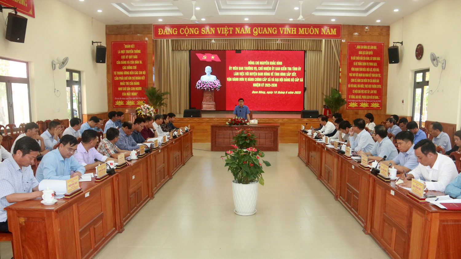Chủ nhiệm Ủy ban Kiểm tra Tỉnh uỷ Nguyễn Khắc Bình kiểm tra việc chuẩn bị sắp xếp, vận hành xã mới ở huyện Đam Rông