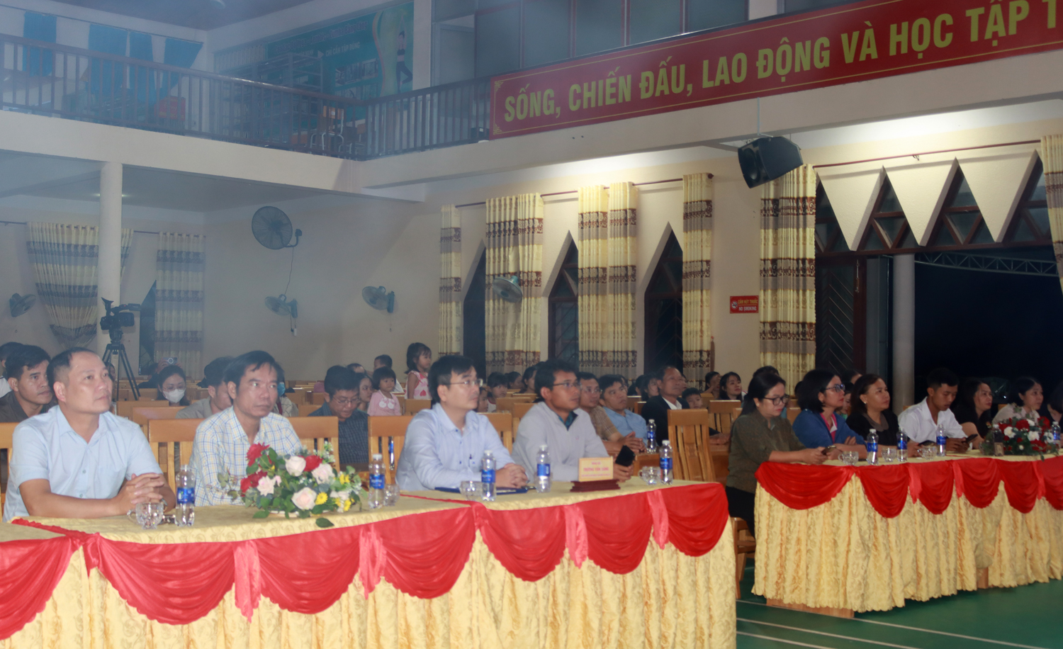 Các đại biểu cùng người dân thưởng thức các tiết mục văn nghệ