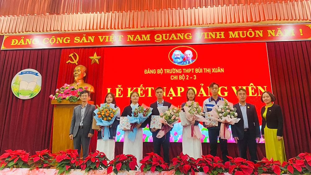 Trường THPT Bùi Thị Xuân đẩy mạnh phát triển đảng viên trẻ