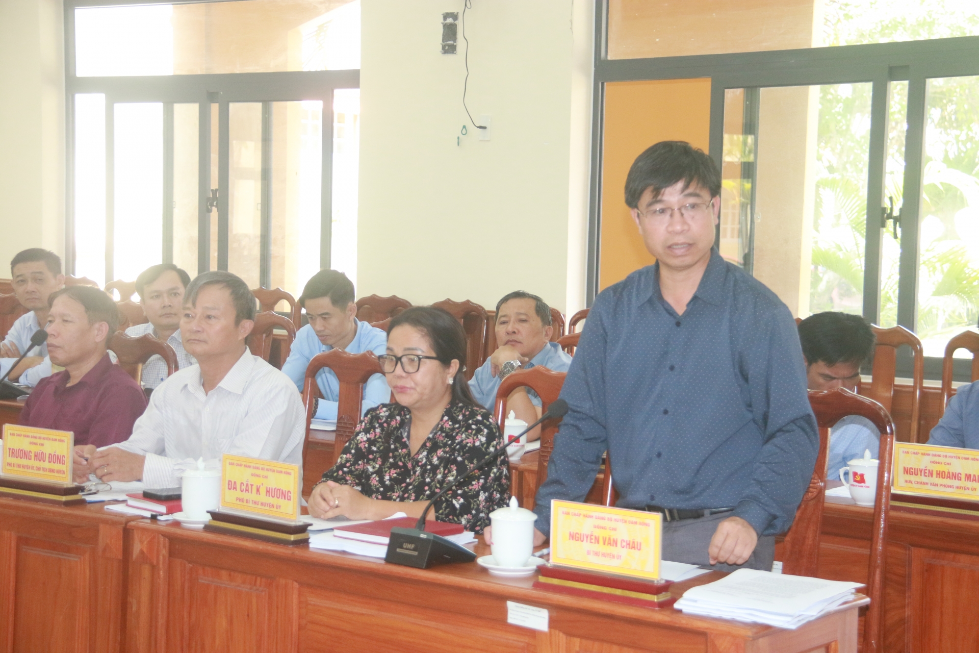 Đồng chí Nguyễn Văn Châu – Bí thư Huyện ủy báo cáo với các đại biểu tại buổi làm việc  