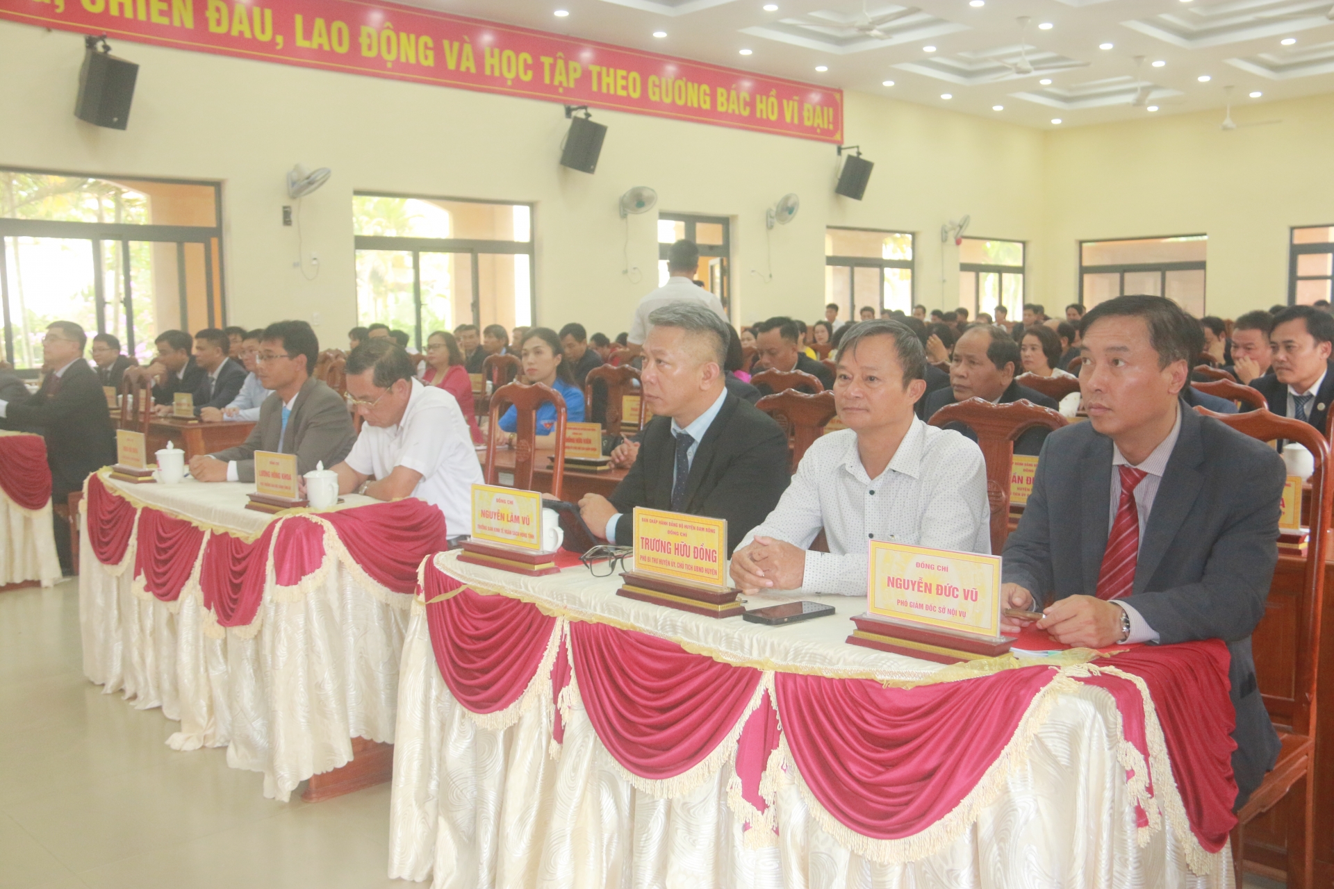 Các đồng chí lãnh đạo các sở, ban ngành của tỉnh và huyện tham dự Hội nghị 