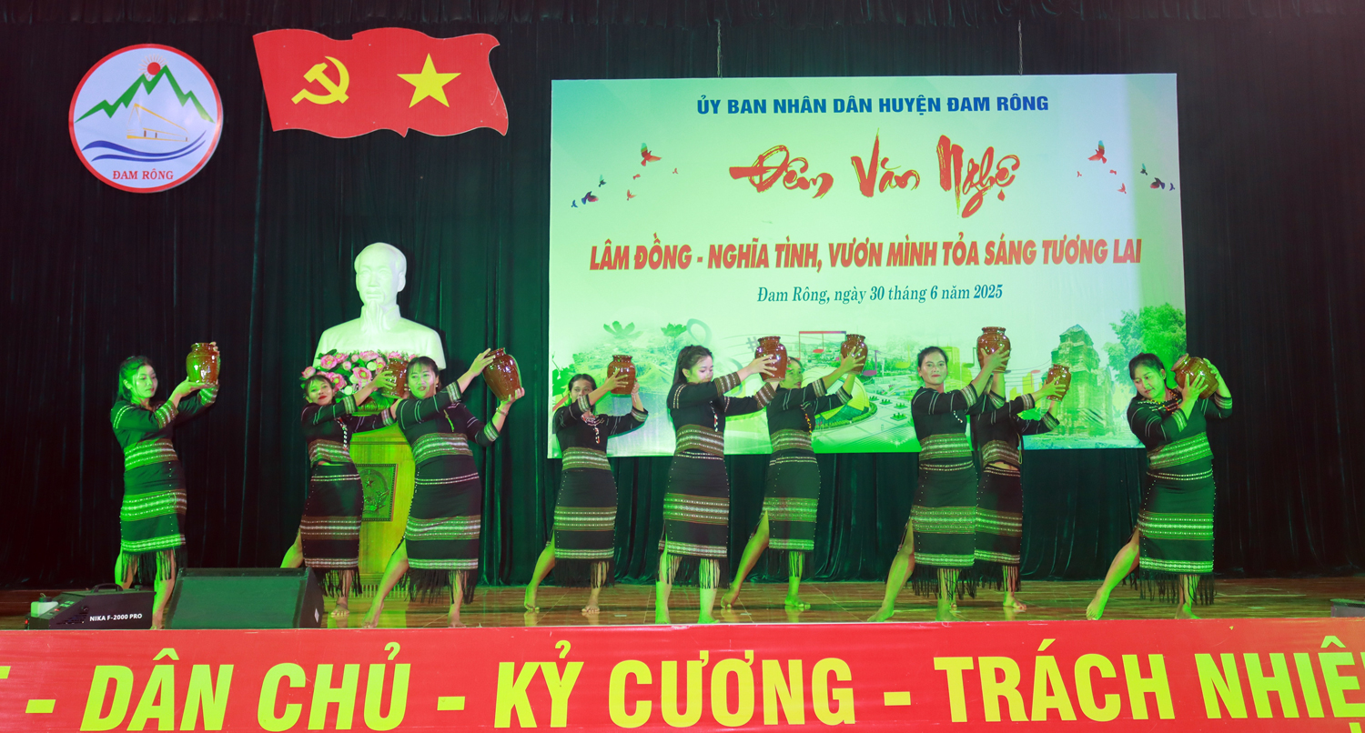 Một tiết mục trong đêm văn nghệ