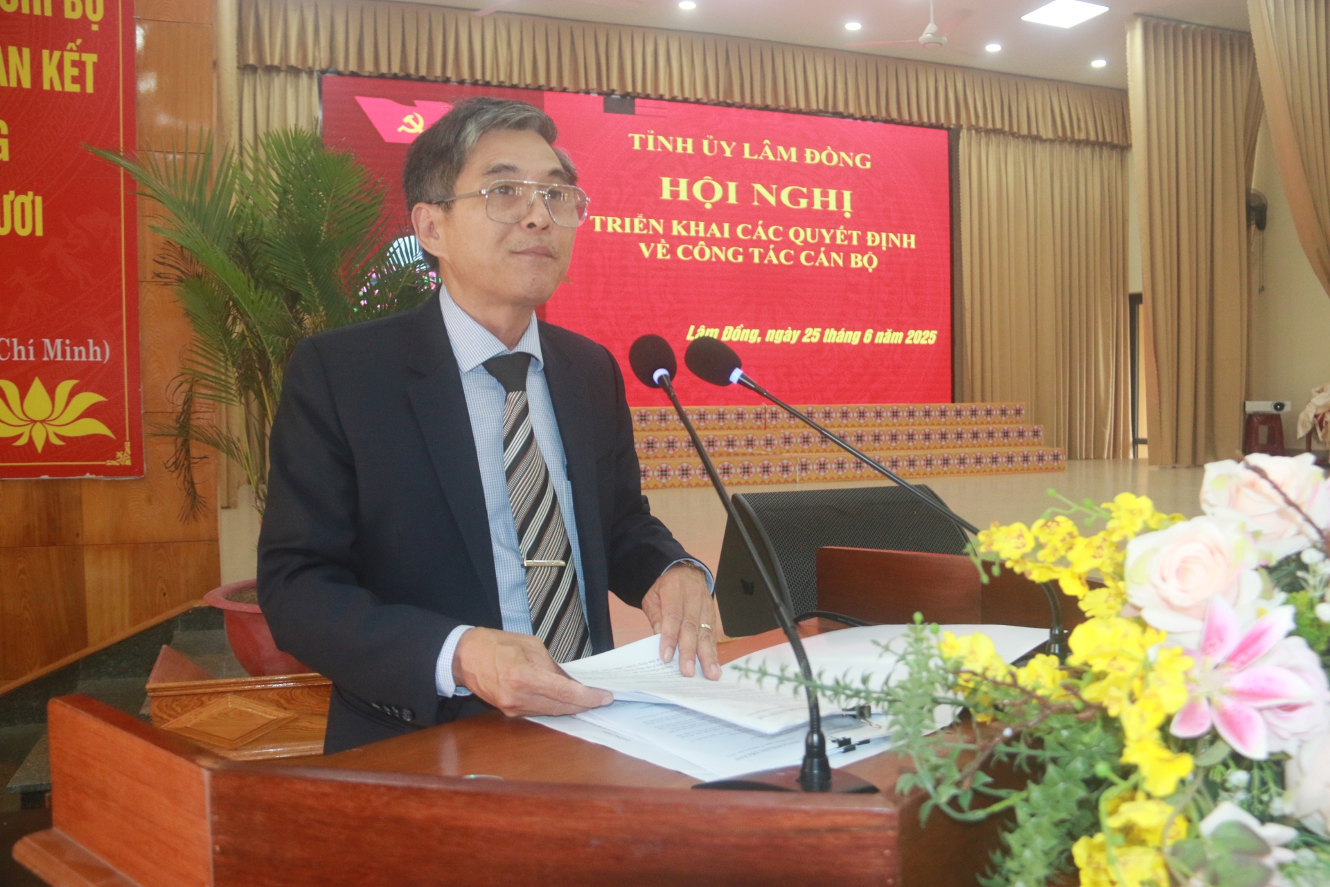 Đồng chí Lê Ích Nghĩa – Uỷ viên Ban Thường vụ, Trưởng ban Tổ chức Huyện uỷ đã công bố các quyết định của Ban Thường vụ Tỉnh uỷ 