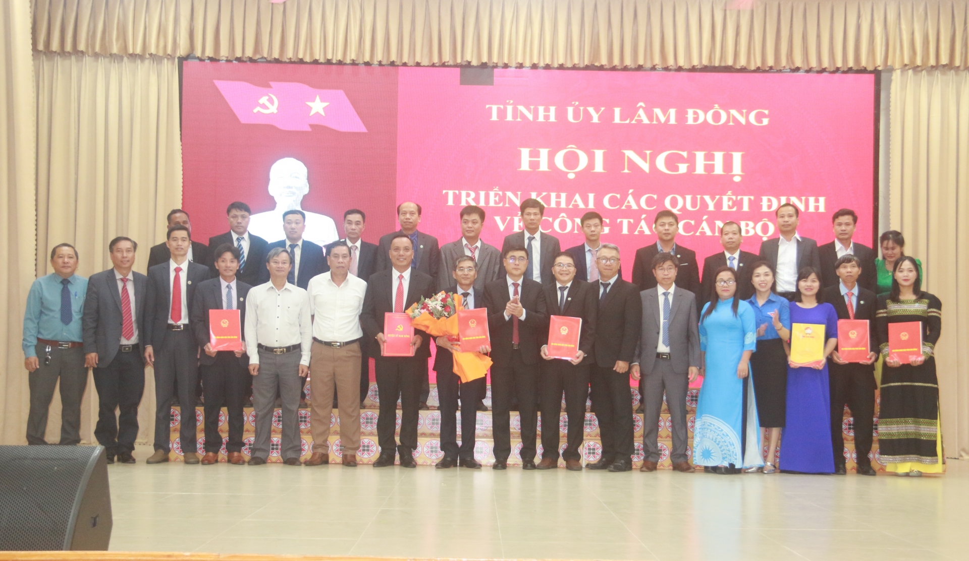 Đồng chí Nguyễn Khắc Bình – Uỷ viên Ban Thường vụ, Chủ nhiệm UBKT Tỉnh uỷ cùng lãnh đạo các sở, ngành của tỉnh trao quyết định về công tác cán bộ xã Đam Rông 1