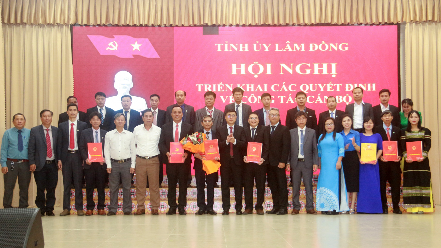 Đồng chí Nguyễn Khắc Bình - Uỷ viên Ban Thường vụ, Chủ nhiệm UBKT Tỉnh uỷ trao quyết định về công tác cán bộ xã Đam Rông 1