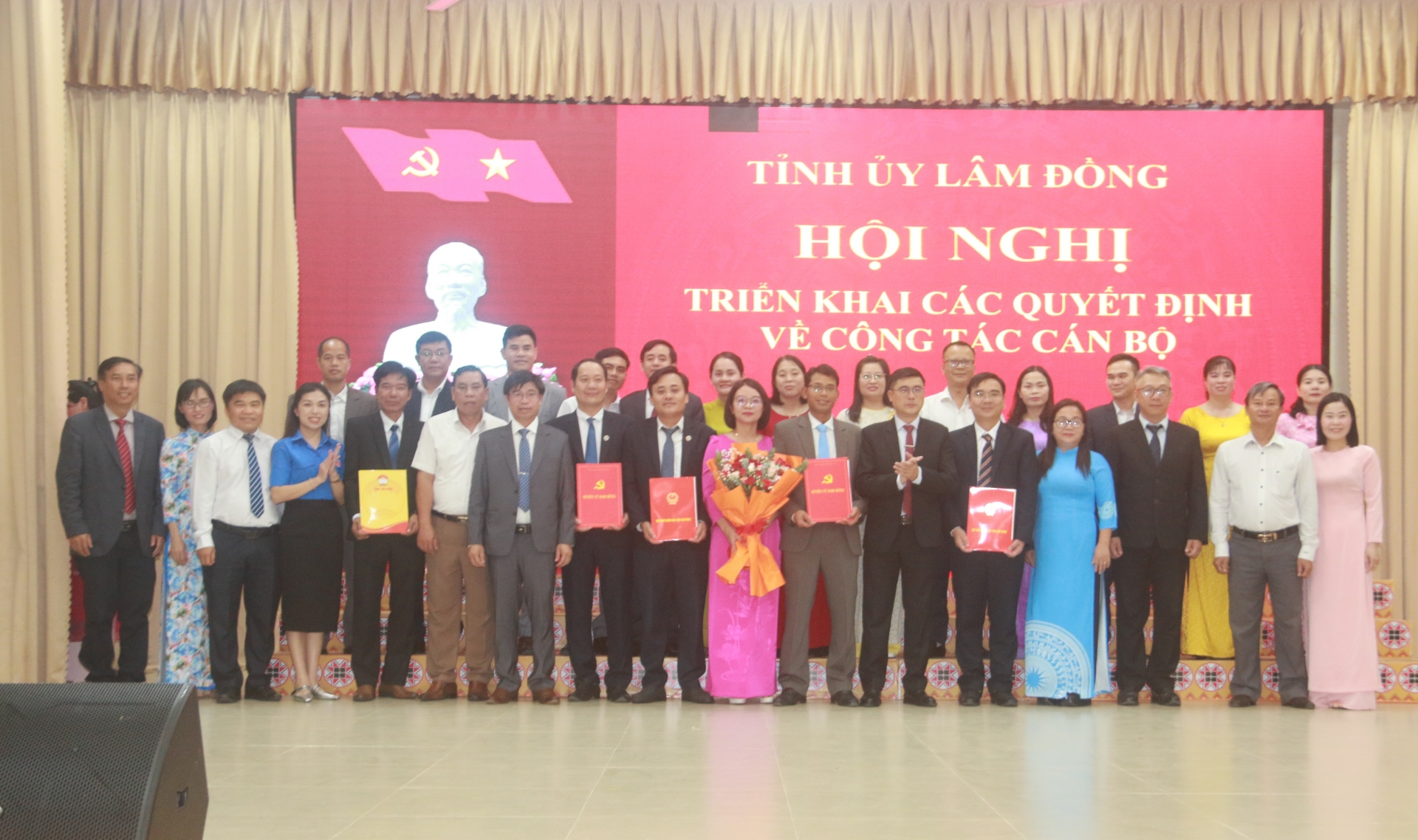 Đồng chí Nguyễn Khắc Bình – Uỷ viên Ban Thường vụ, Chủ nhiệm UBKT Tỉnh uỷ cùng lãnh đạo các sở, ngành của tỉnh trao quyết định về công tác cán bộ xã Đam Rông 2