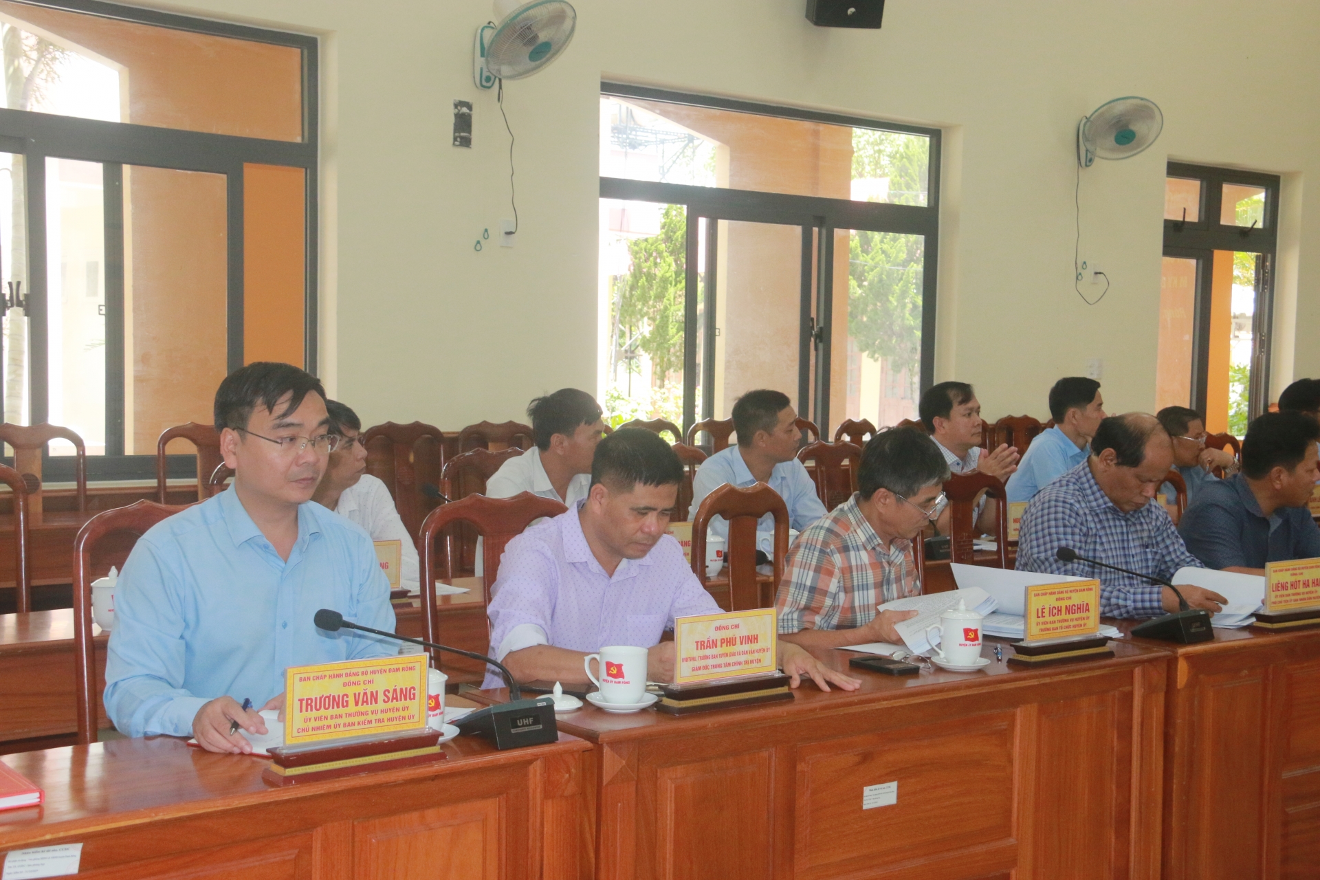 Các đồng chí Thường trực Huyện ủy, cơ quan, ban ngành ngành của huyện tham dự buổi làm việc 