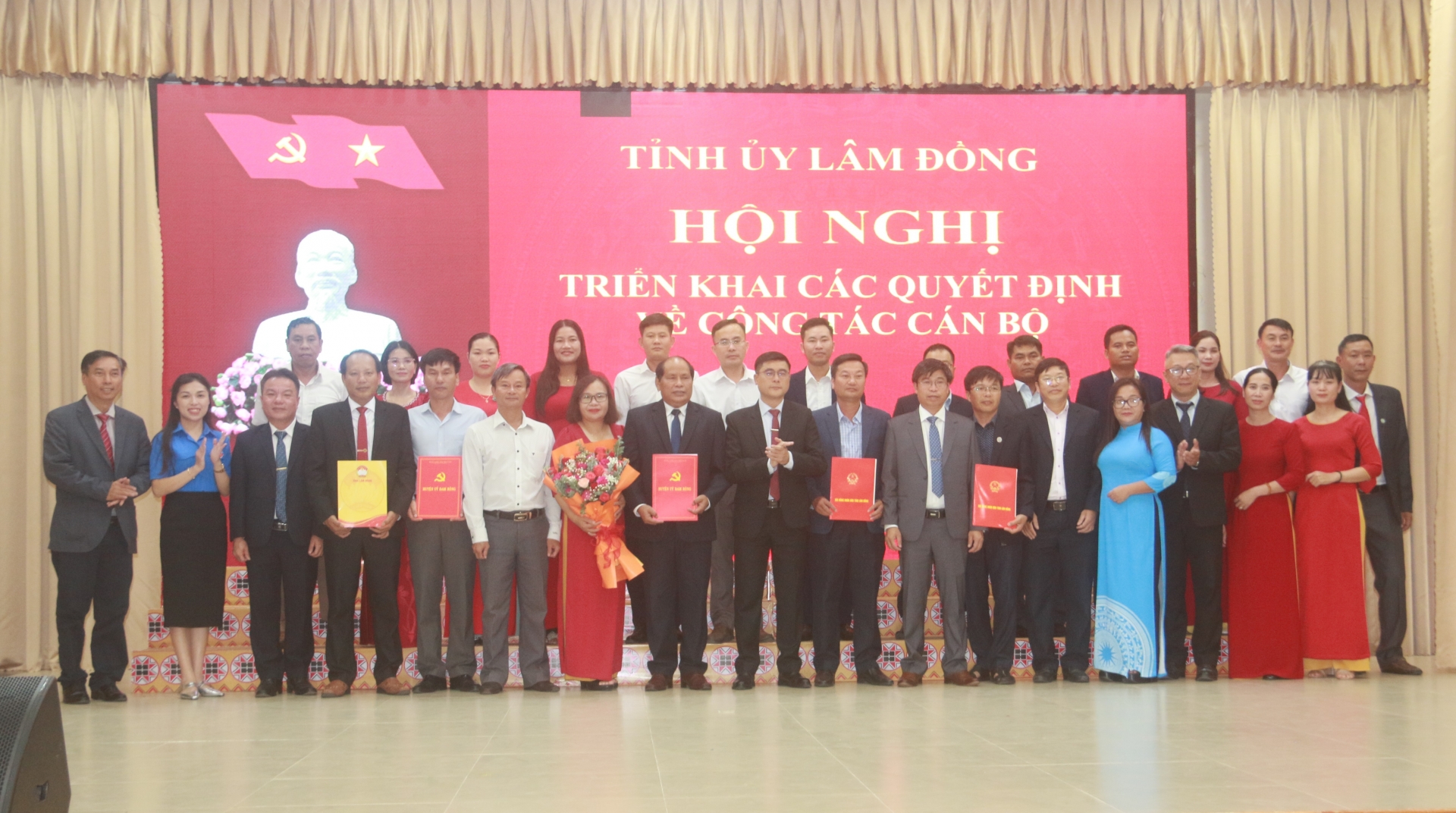 Đồng chí Nguyễn Khắc Bình – Uỷ viên Ban Thường vụ, Chủ nhiệm UBKT Tỉnh uỷ cùng lãnh đạo các sở, ngành của tỉnh trao quyết định về công tác cán bộ xã Đam Rông 3