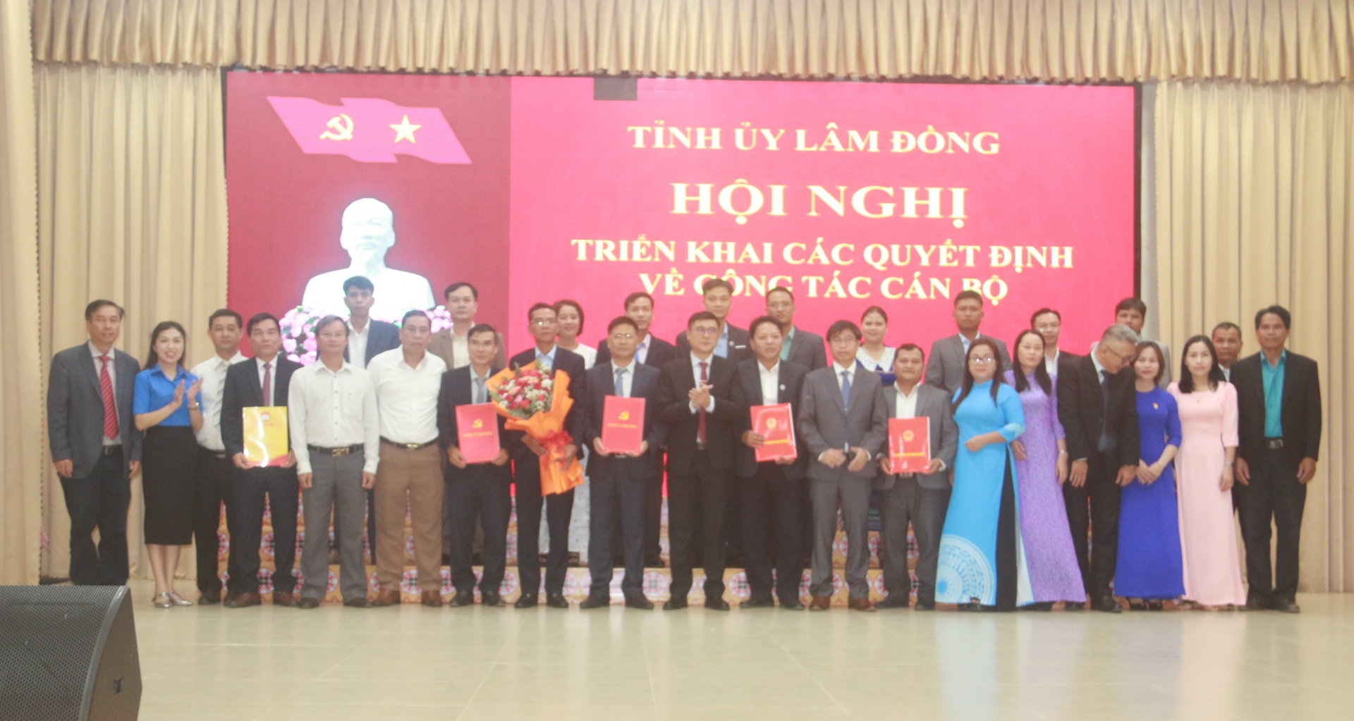 Đồng chí Nguyễn Khắc Bình – Uỷ viên Ban Thường vụ, Chủ nhiệm UBKT Tỉnh uỷ cùng lãnh đạo các sở, ngành của tỉnh trao quyết định về công tác cán bộ xã Đam Rông 4
