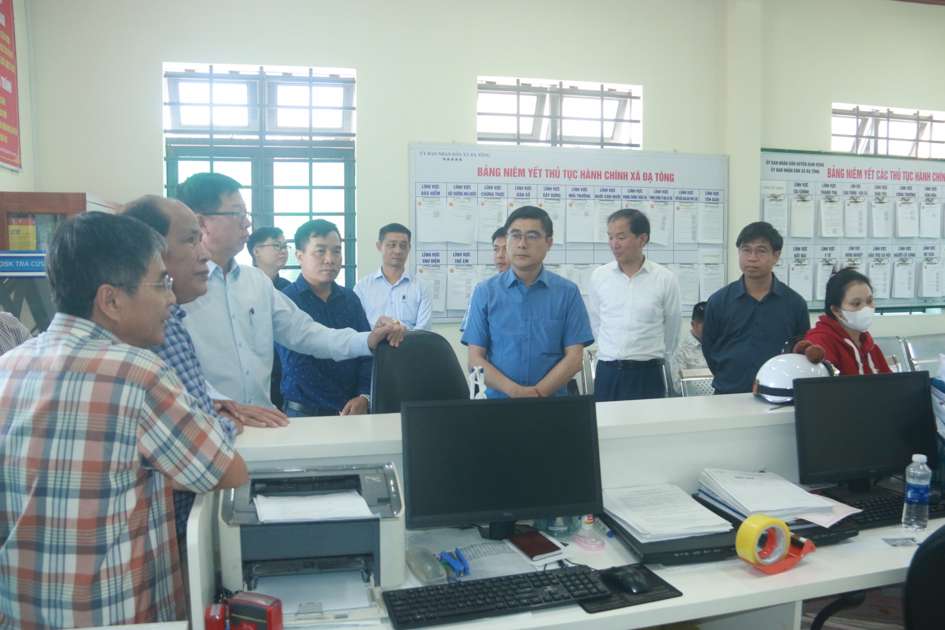 Đồng chí Nguyễn Khắc Bình – Chủ nhiệm UBKT Tỉnh uỷ kiểm tra cơ sở vật chất chuẩn bị cho việc thành lập và vận hành xã mới tại xã Đạ Tông – nơi sẽ đặt trụ sở làm việc cho xã mới Đam Rông 4 