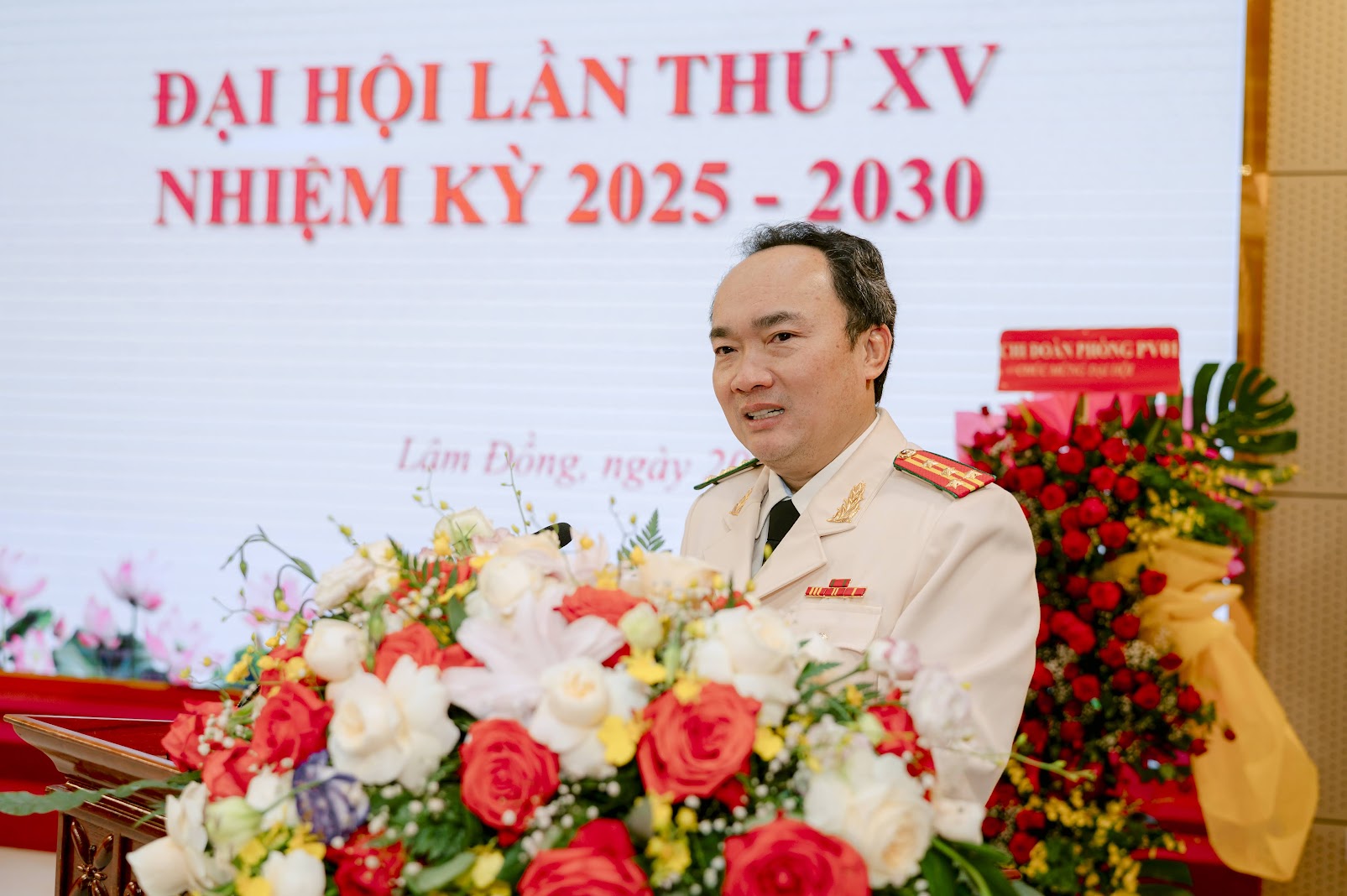 Đại tá Trương Minh Đương - Ủy viên Ban thường vụ Tỉnh ủy, Bí thư Đảng ủy, Giám đốc Công an tỉnh phát biểu chỉ đạo tại Đại hội Đảng bộ cơ sở Phòng Tham mưu