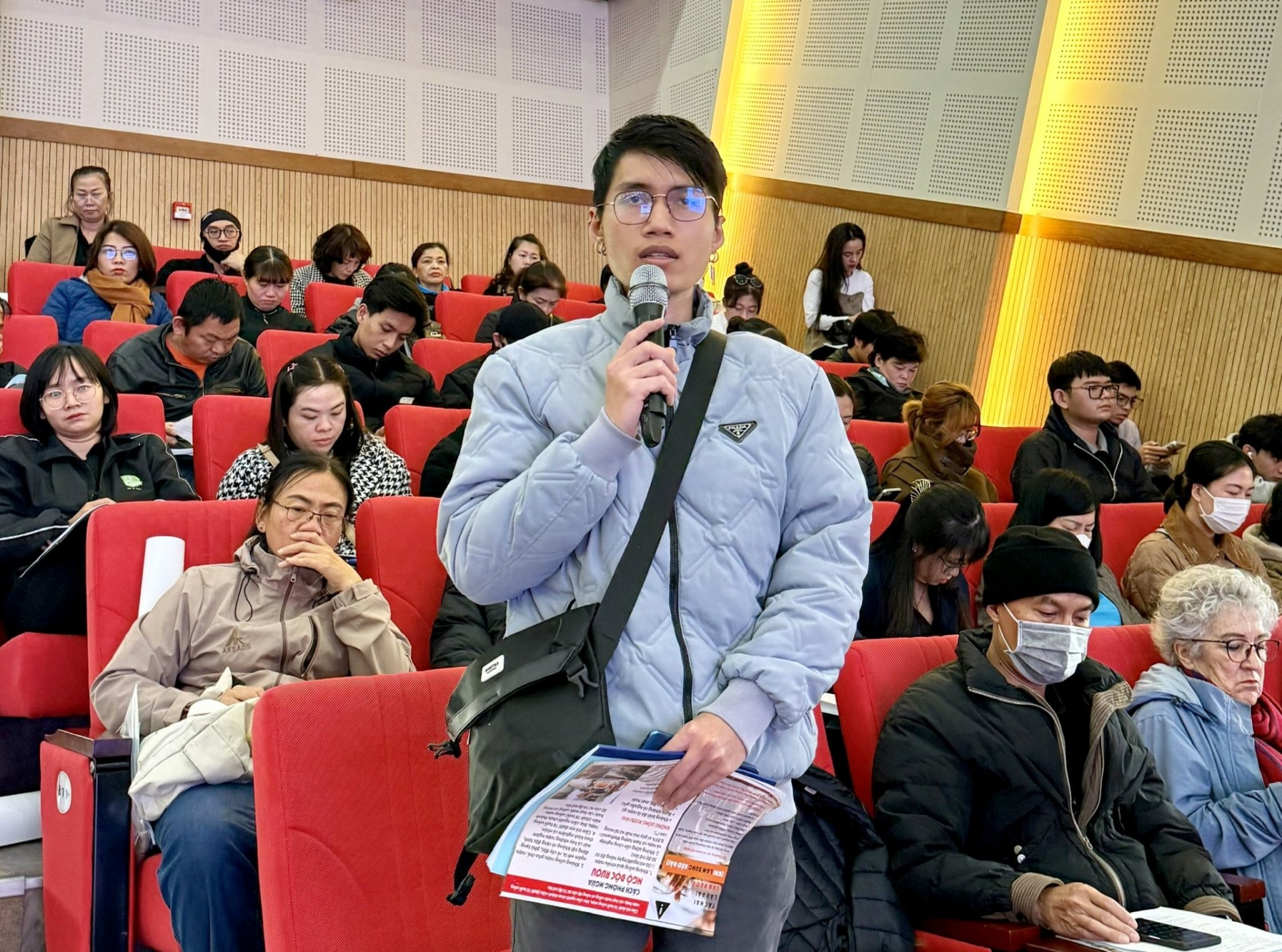 Chủ cơ sở thực phẩm tham gia thảo luận tại hội nghị