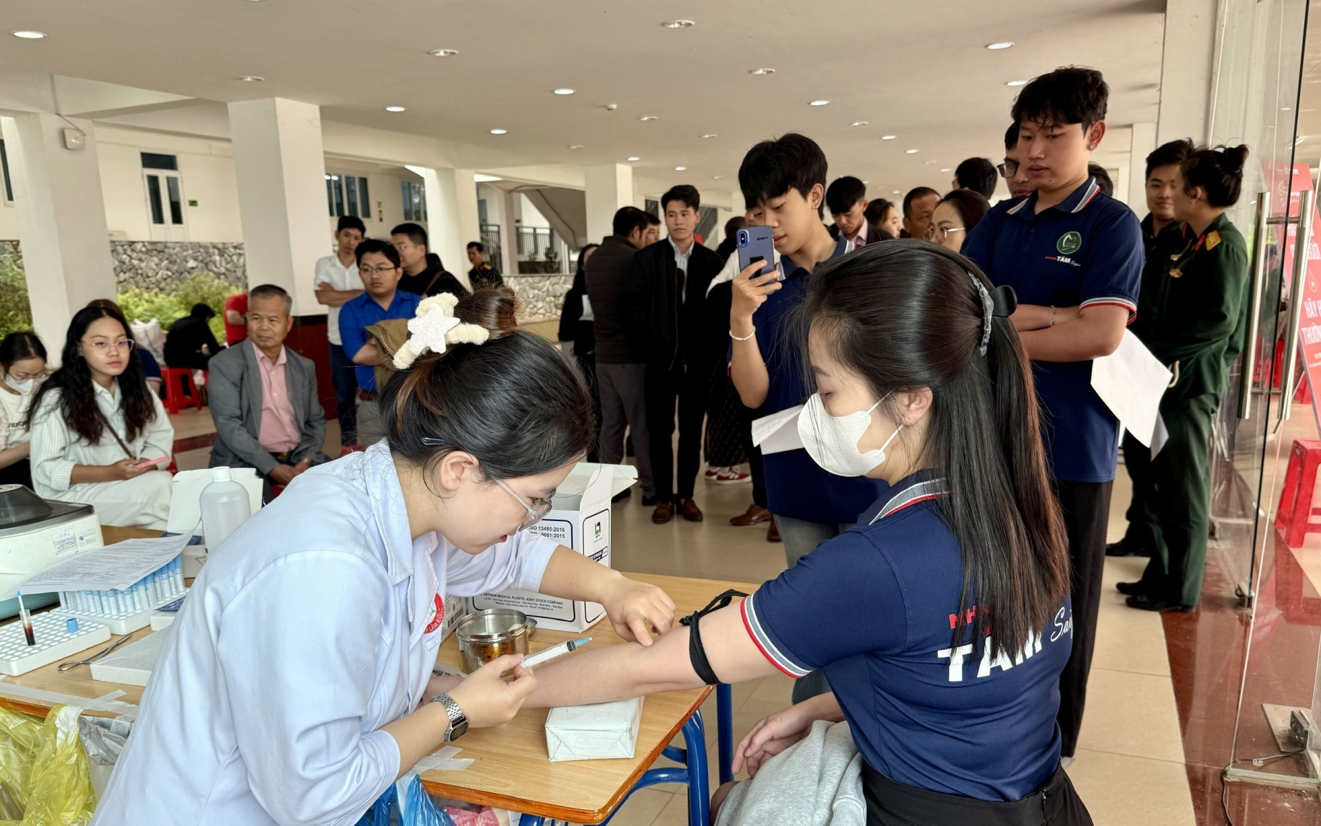 Các y bác sĩ Bệnh viện Đa khoa Lâm Đồng tiếp nhận máu