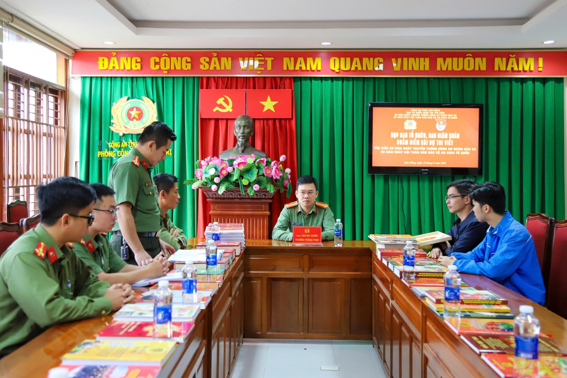 Quang cảnh buổi họp ban tổ chức, ban giám khảo