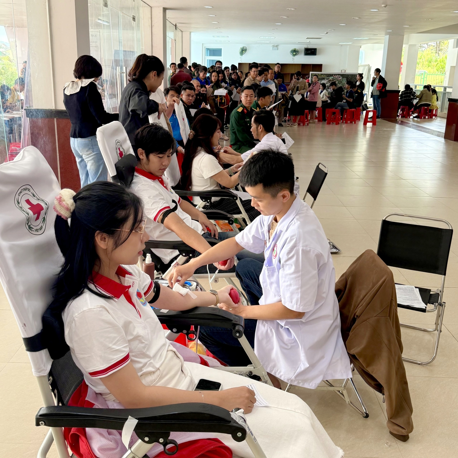 Chị Đoàn Thị Anh Thương, thành viên Câu lạc bộ Hành trình đỏ –Kết nối yêu thương tỉnh Lâm Đồng 