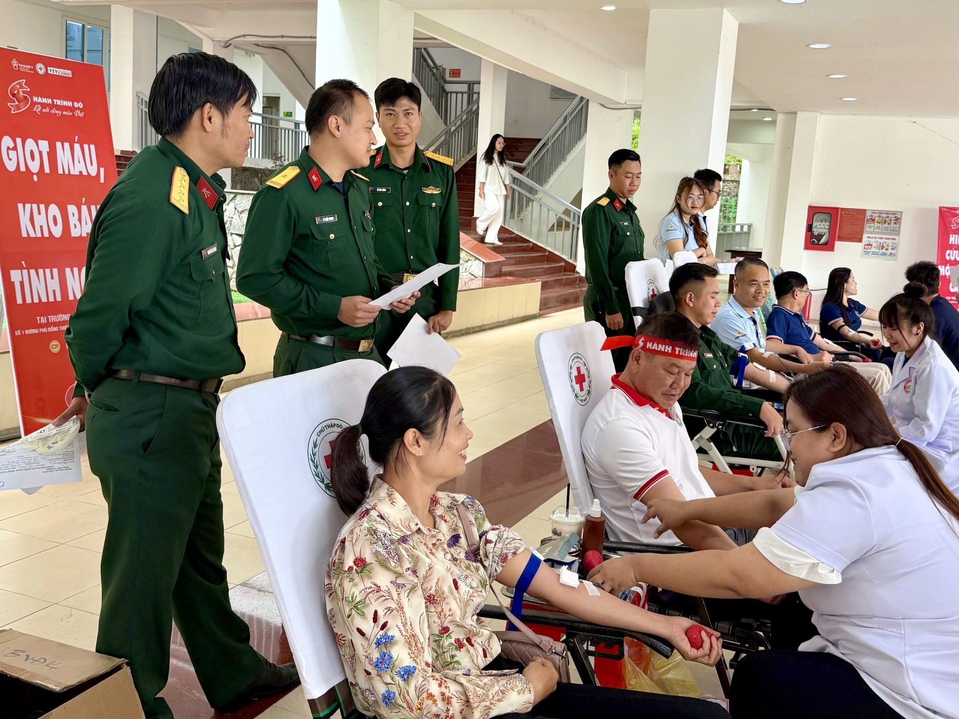 Các chiến sĩ cũng tham gia hiến máu tình nguyện