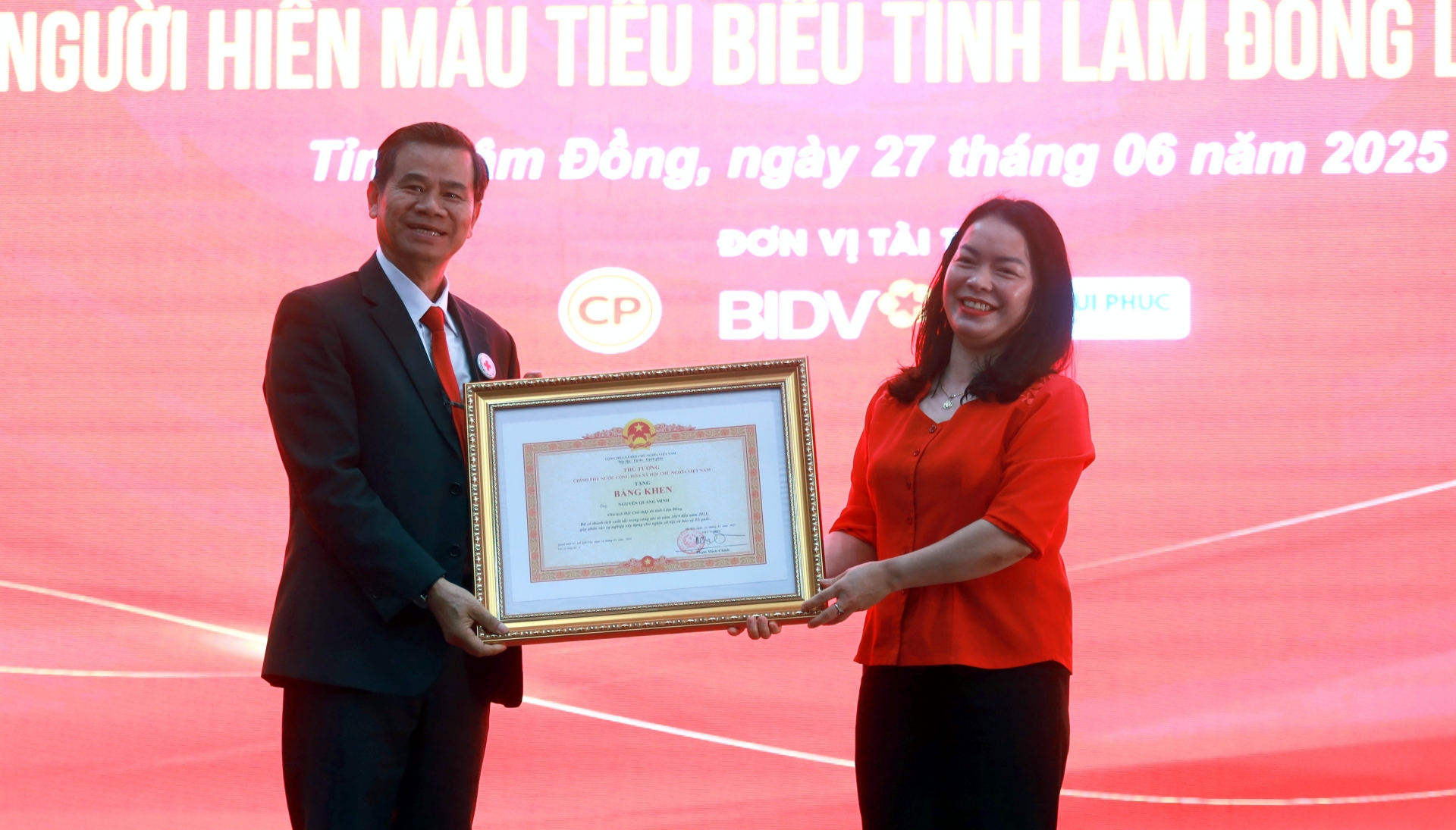 ông Nguyễn Quang Minh -Chủ tịch Hội CTĐ tỉnh Lâm Đồng vinh dự nhận Bằng khen của Thủ tướng Chính phủ
