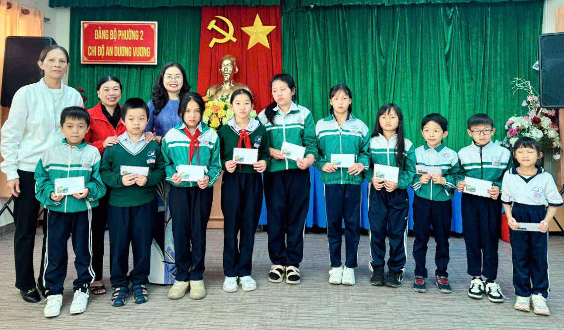 Hội Chữ thập đỏ Phương 6 Đà Lạt trao học bổng cho học sinh vượt khó