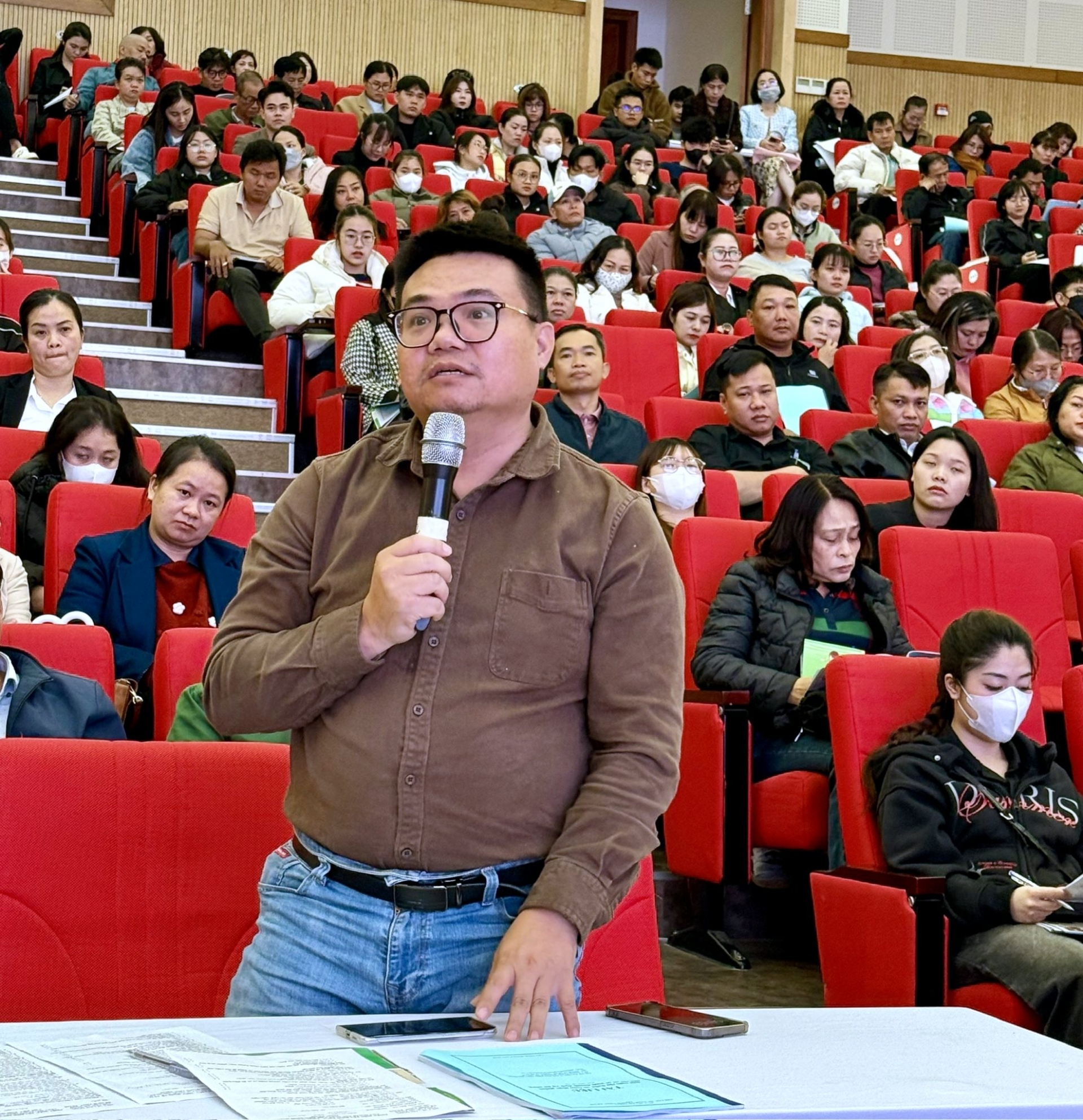 Chủ cơ sở thực phẩm tham gia thảo luận tại hội nghị
