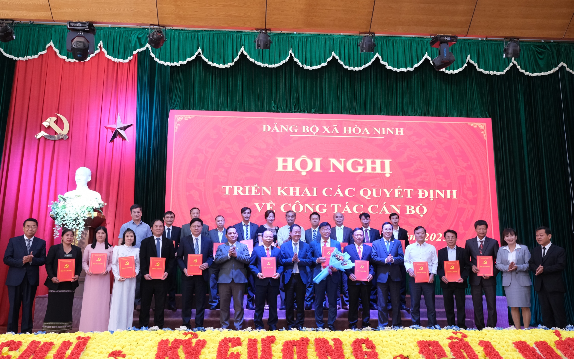 Ban Chấp hành Đảng bộ xã Bảo Thuận chụp hình lưu niệm với các đồng chí lãnh đạo tỉnh