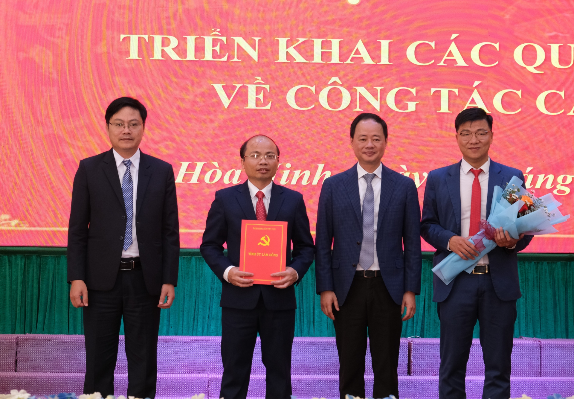 Đồng chí Trần Hồng Thái - Phó Bí thư Tỉnh ủy, Chủ tịch UBND tỉnh Lâm Đồng trao quyết định về công tác cán bộ cho Thường trực Đảng ủy xã Hòa Ninh