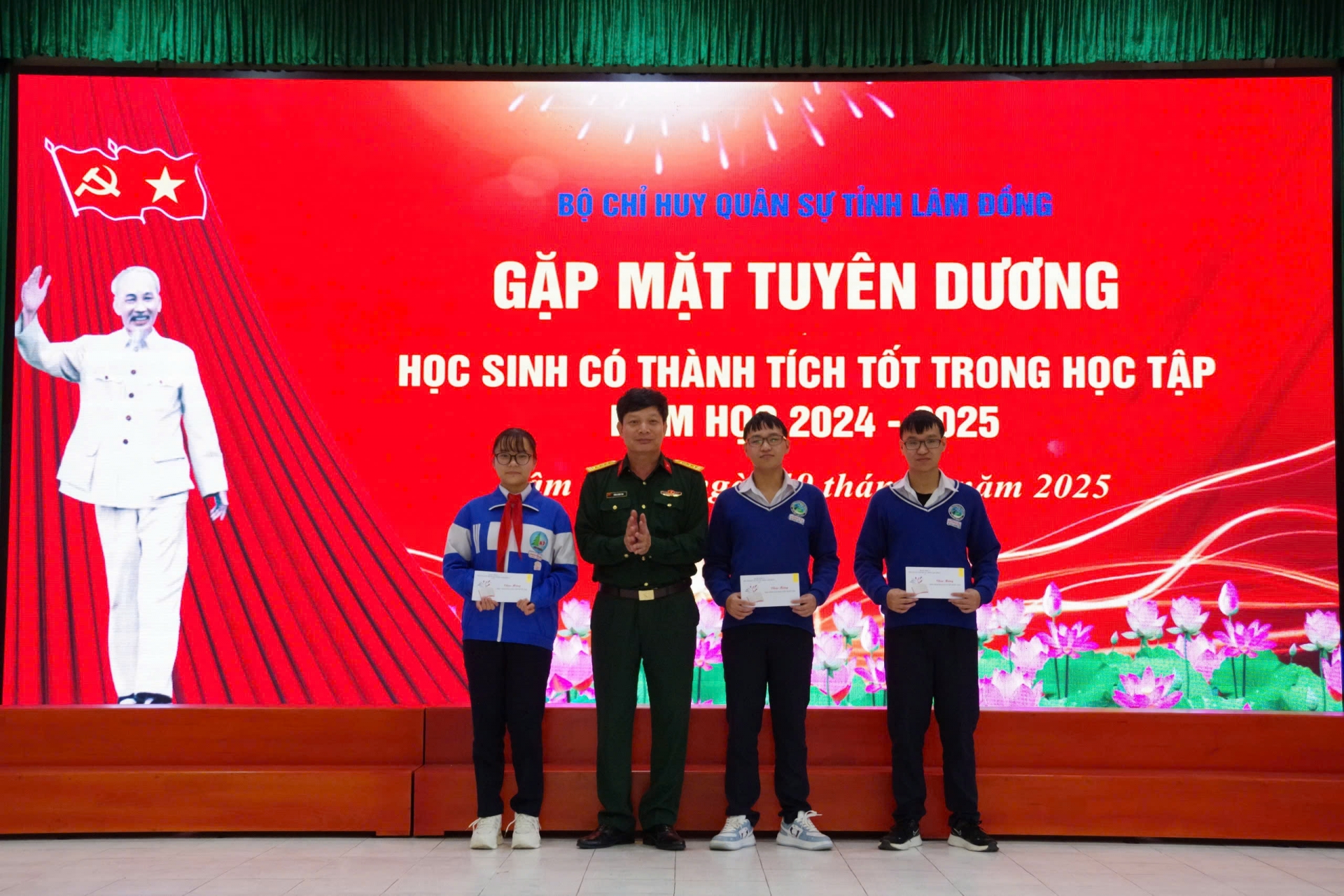Bộ CHQS tỉnh khen thưởng học sinh giỏi