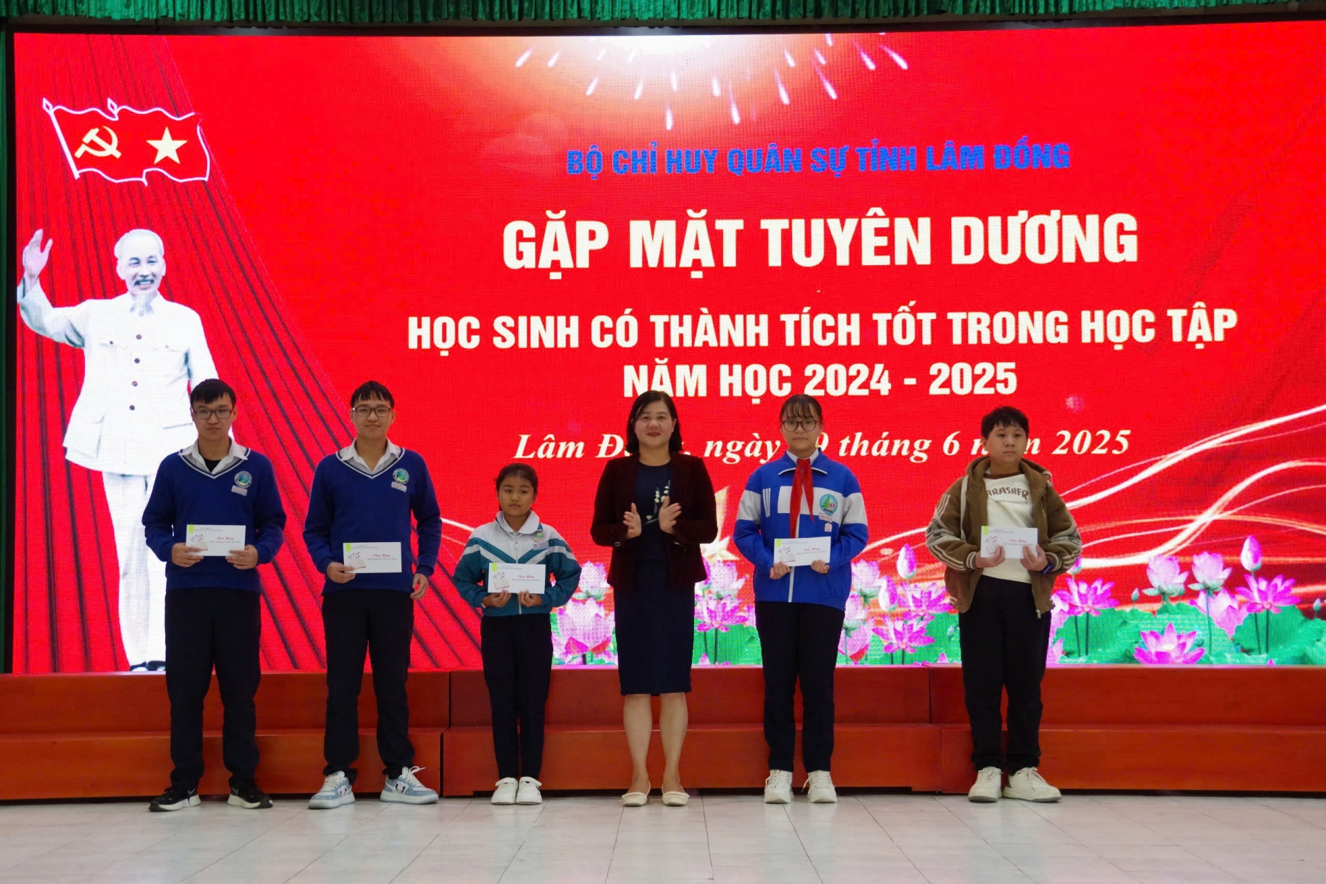 Đại diện Hội LHPN tỉnh khen thưởng các em học sinh