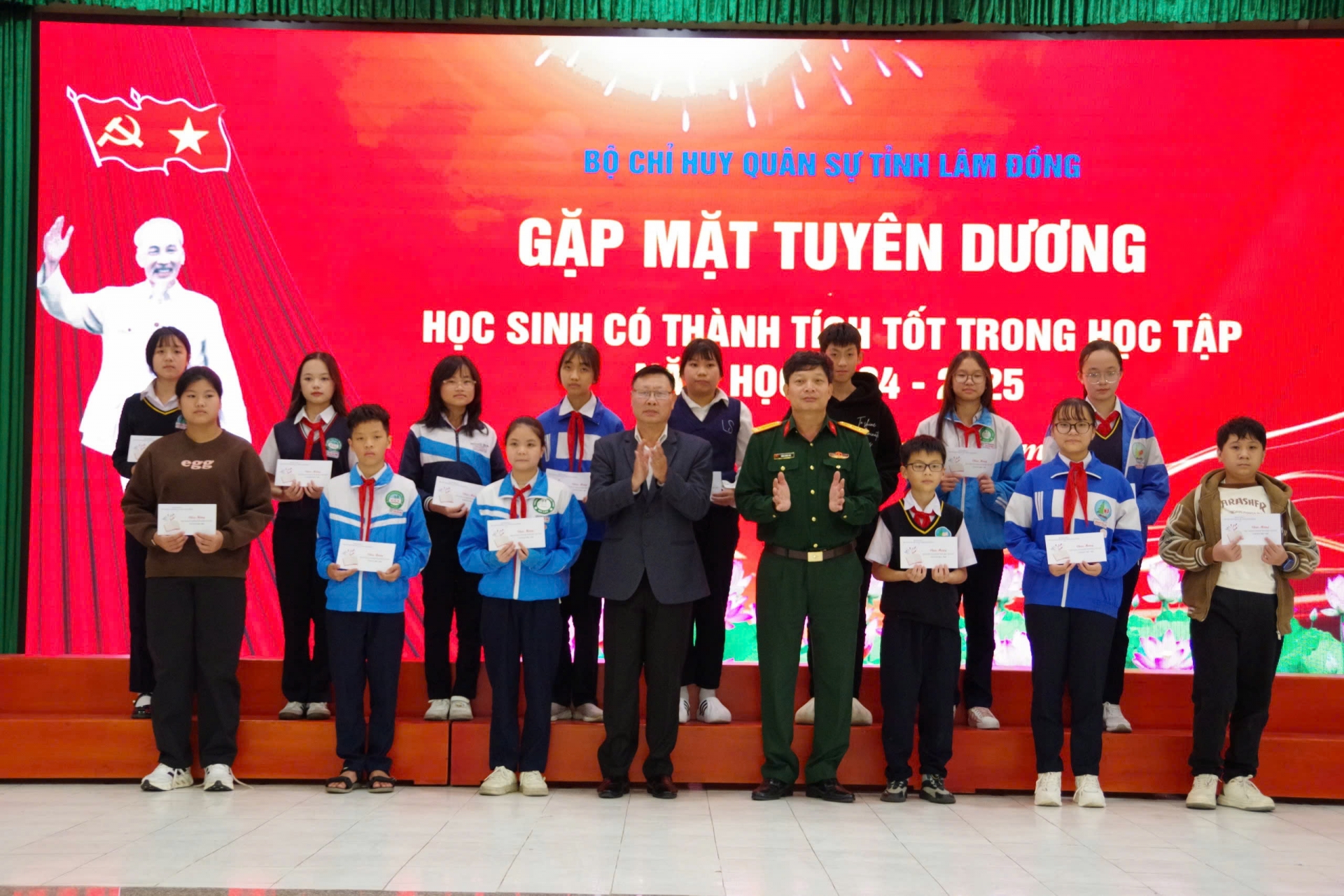 Đại diện Bộ CHQS tỉnh và đại diện Hội Khuyến học tỉnh khen thưởng các em học sinh