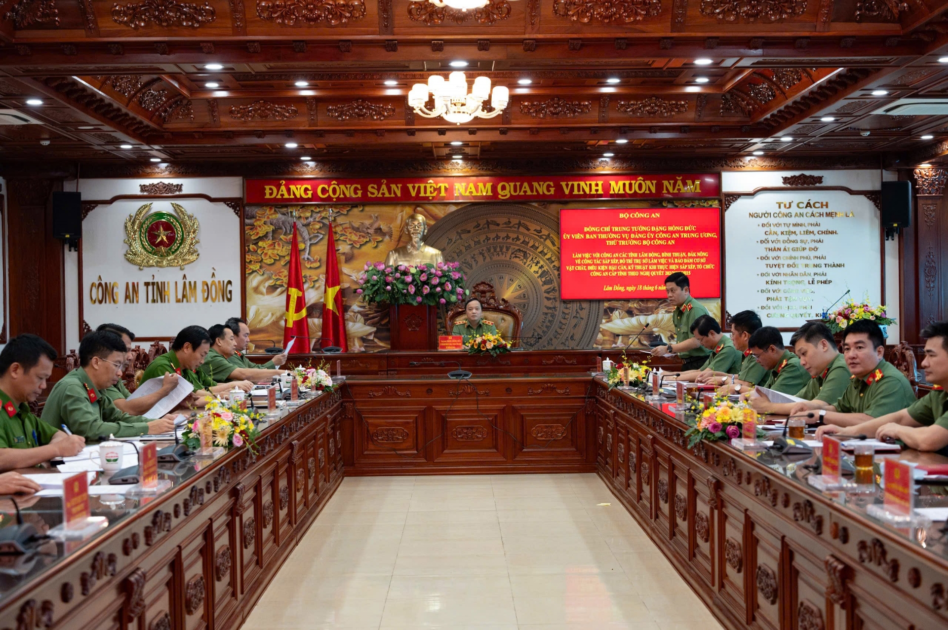 Quang cảnh buổi làm việc