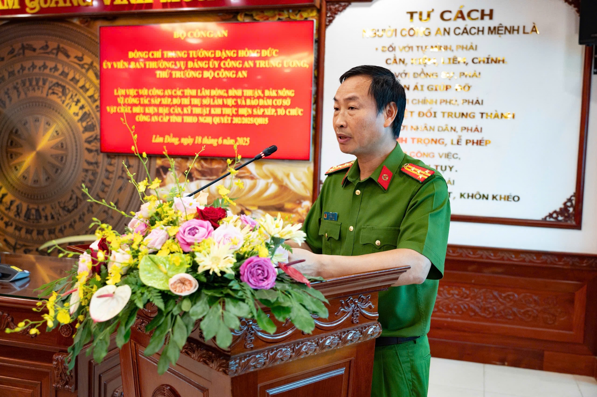 Đại tá Bùi Đức Thịnh - PGĐ Công an tỉnh báo cáo tại buổi làm việc