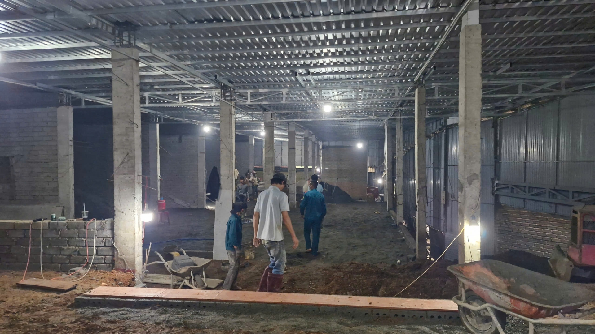 Bên trong công trình xây dựng có đến hơn 40 trụ bê tông đã được xây dựng
