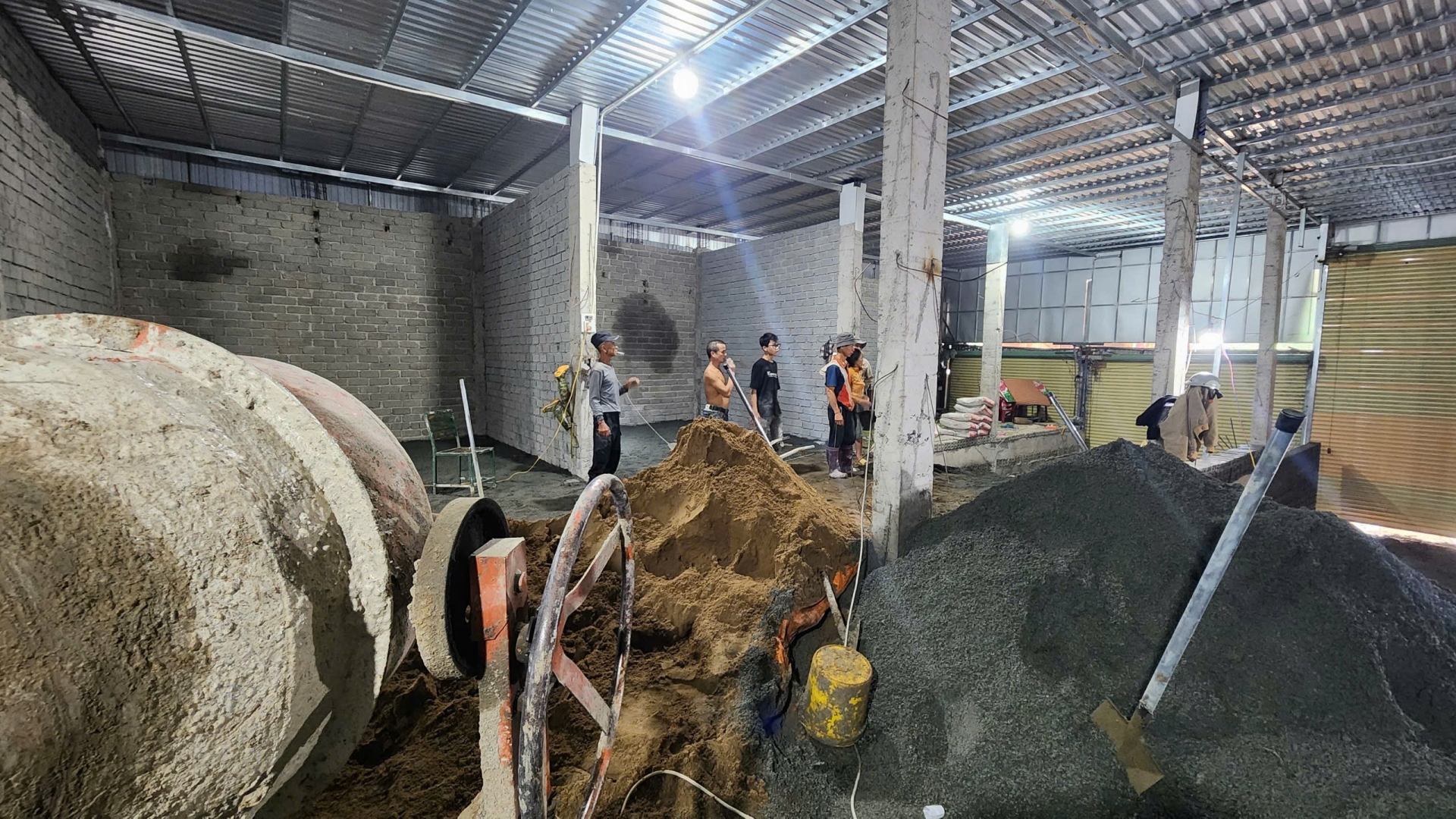 Thời điểm phóng viên có mặt, bên trong công trình khóa trái cửa bật điện sáng và có nhiều người đang thi công xây dựng 