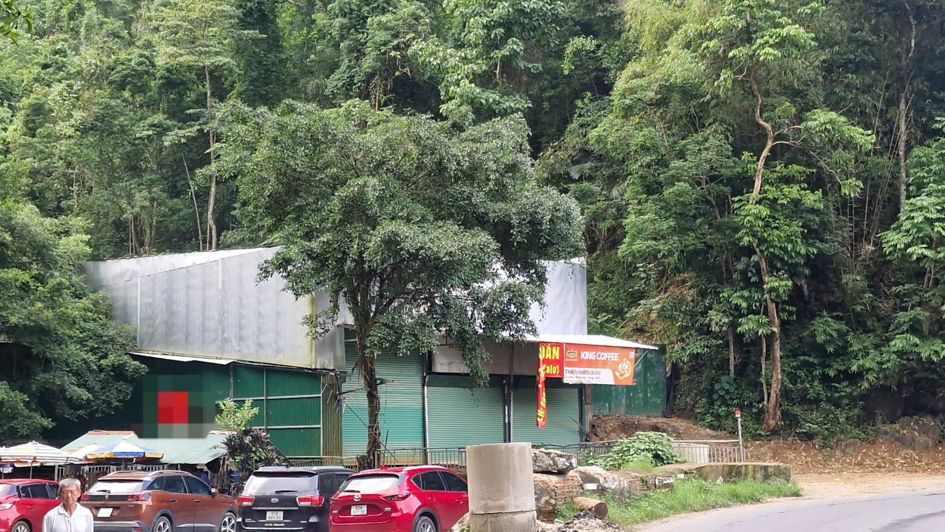 Bên ngoài