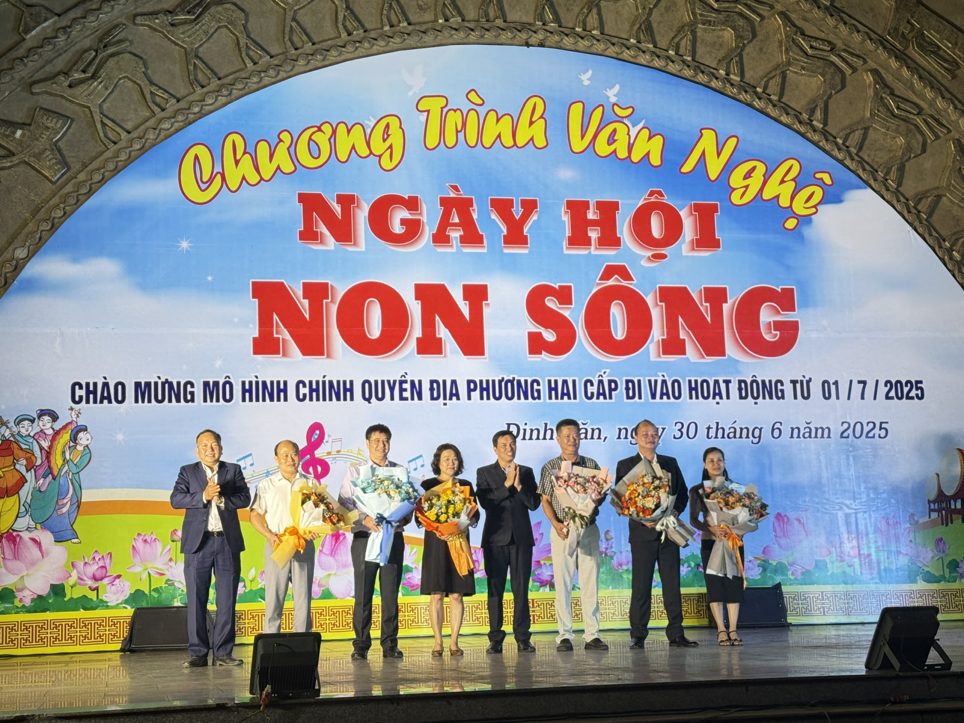 Lãnh đạo huyện tặng hoa chúc mừng lãnh đạo các xã mới thành lập