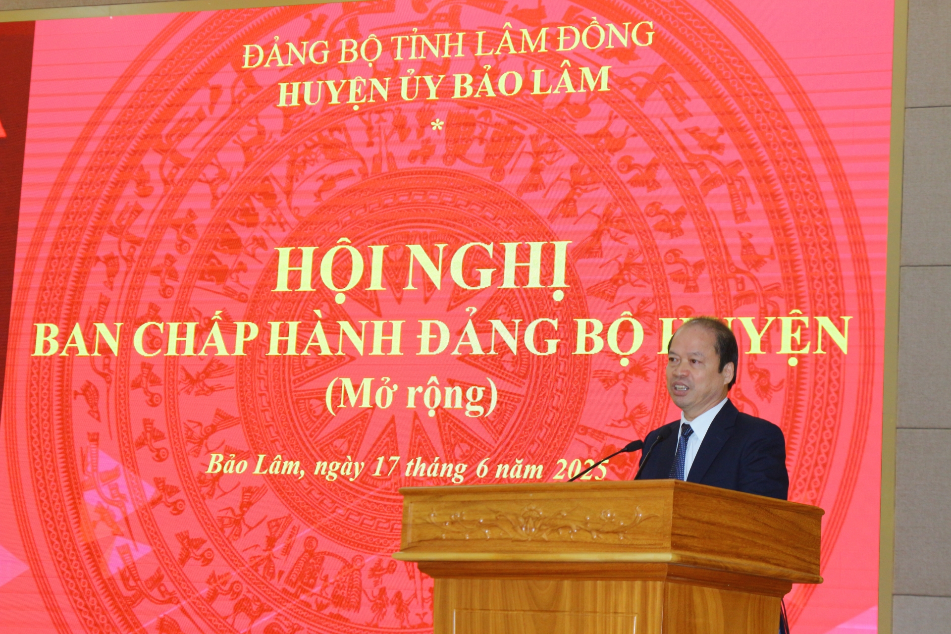 Đồng chí Nguyễn Viết Vân - Bí thư Huyện ủy phát biểu chỉ đạo tại Hội nghị