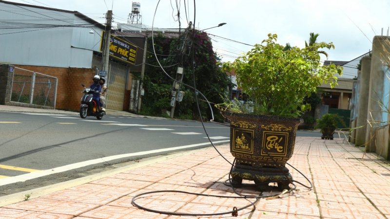 Bảo Lộc: Người dân lo lắng vì dây cáp đứt rơi xuống đường