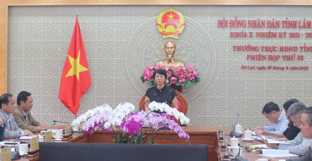 Phó Bí thư Tỉnh uỷ, Chủ tịch HĐND tỉnh Lâm Đồng Phạm Thị Phúc chủ trì phiên họp