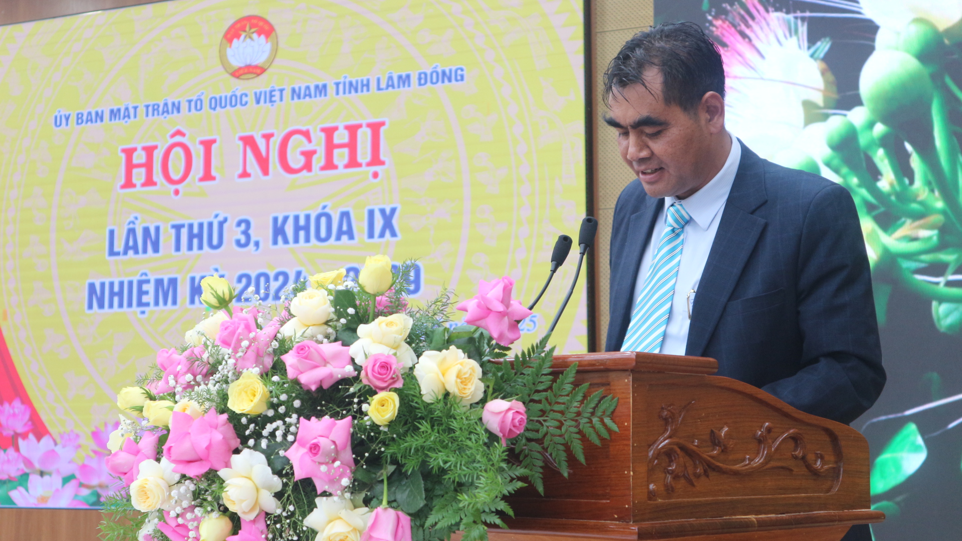 Phó Chủ tịch Ủy ban MTTQ tỉnh Bon Yô Soan thông qua các tờ trình dự thảo nghị quyết