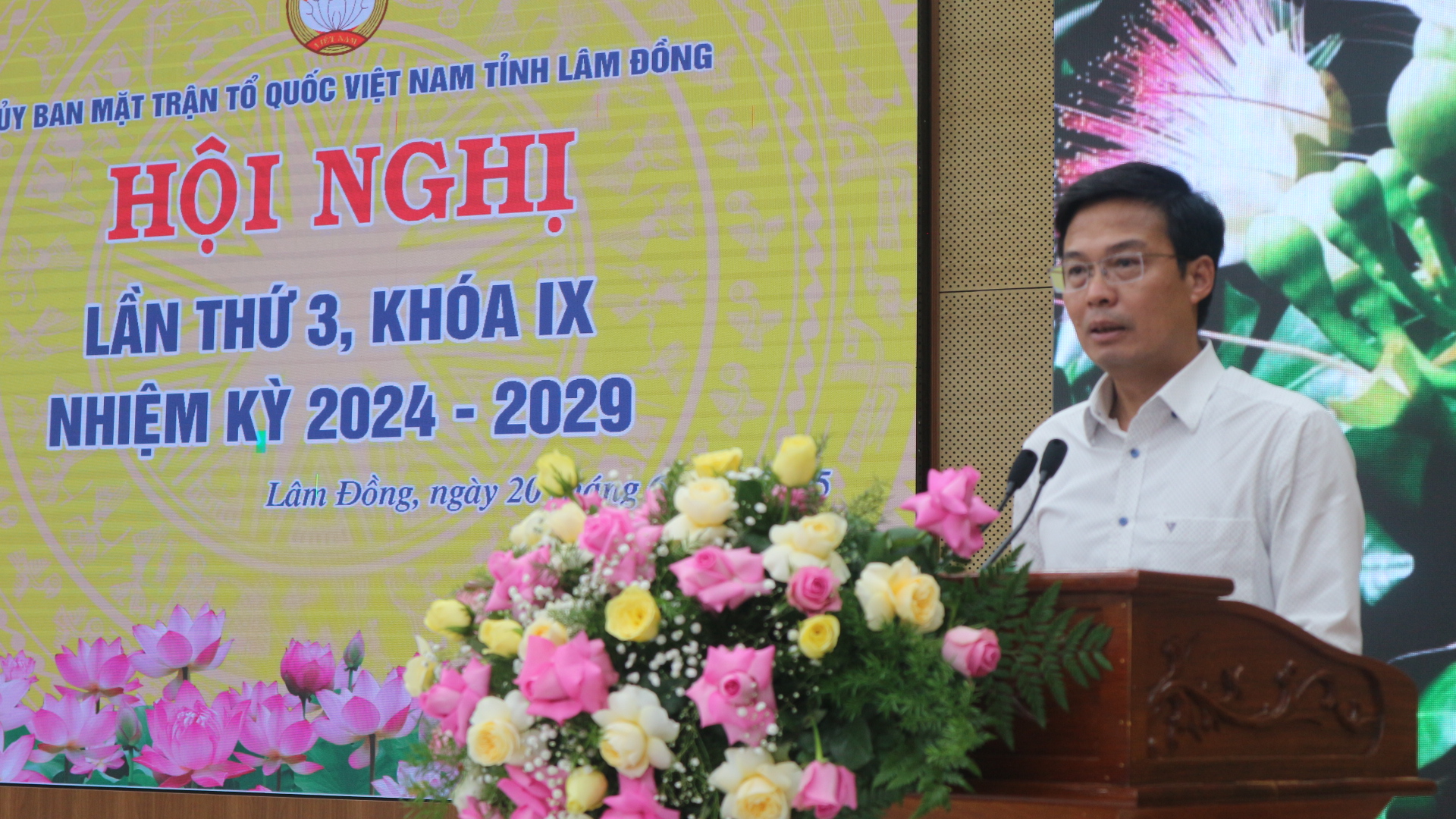 Phó Chủ tịch UBND tỉnh Đinh Văn Tuấn thông báo tóm tắt kết quả kinh tế - xã hội 6 tháng đầu năm 2025