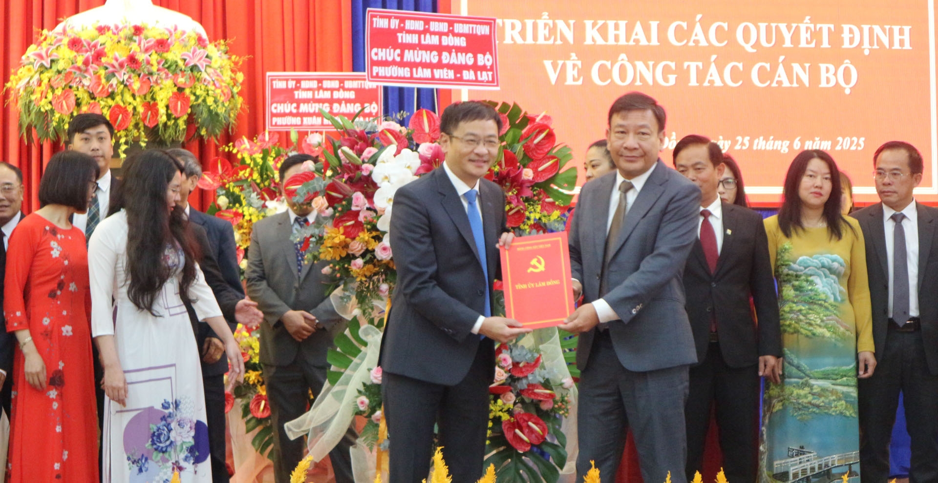 Phó Bí thư Tỉnh uỷ trao quyết định Bí thư Đảng uỷ Phường Lâm Viên - Đà Lạt cho đồng chí Đặng Quang Tú