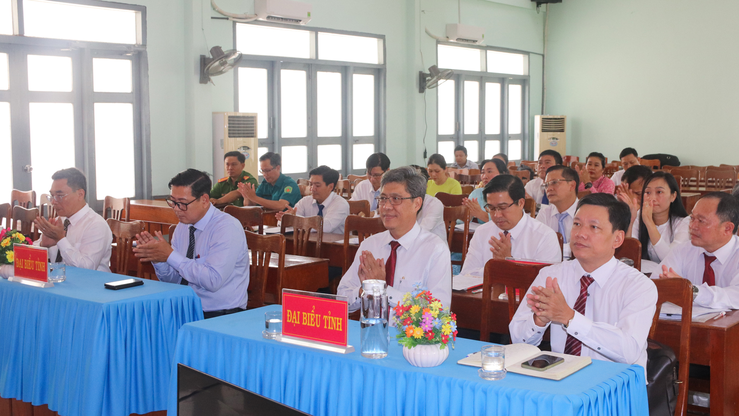 Các đại biểu tham dự Hội nghị trực tuyến vận hành thử nghiệm tổ chức hoạt động của chính quyền cấp xã tại xã Hàm Thuận (tỉnh Bình Thuận)