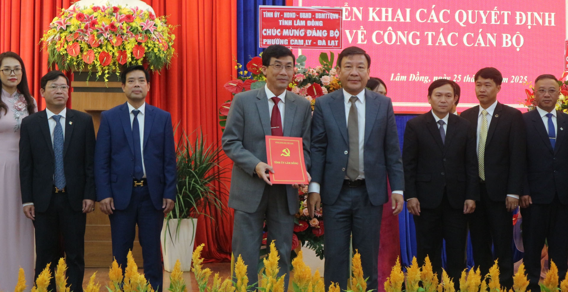Phó Bí thư Tỉnh uỷ trao quyết định Bí thư Đảng uỷ phường Cam Ly - Đà Lạt cho đồng chí Phạm Kim Quang
