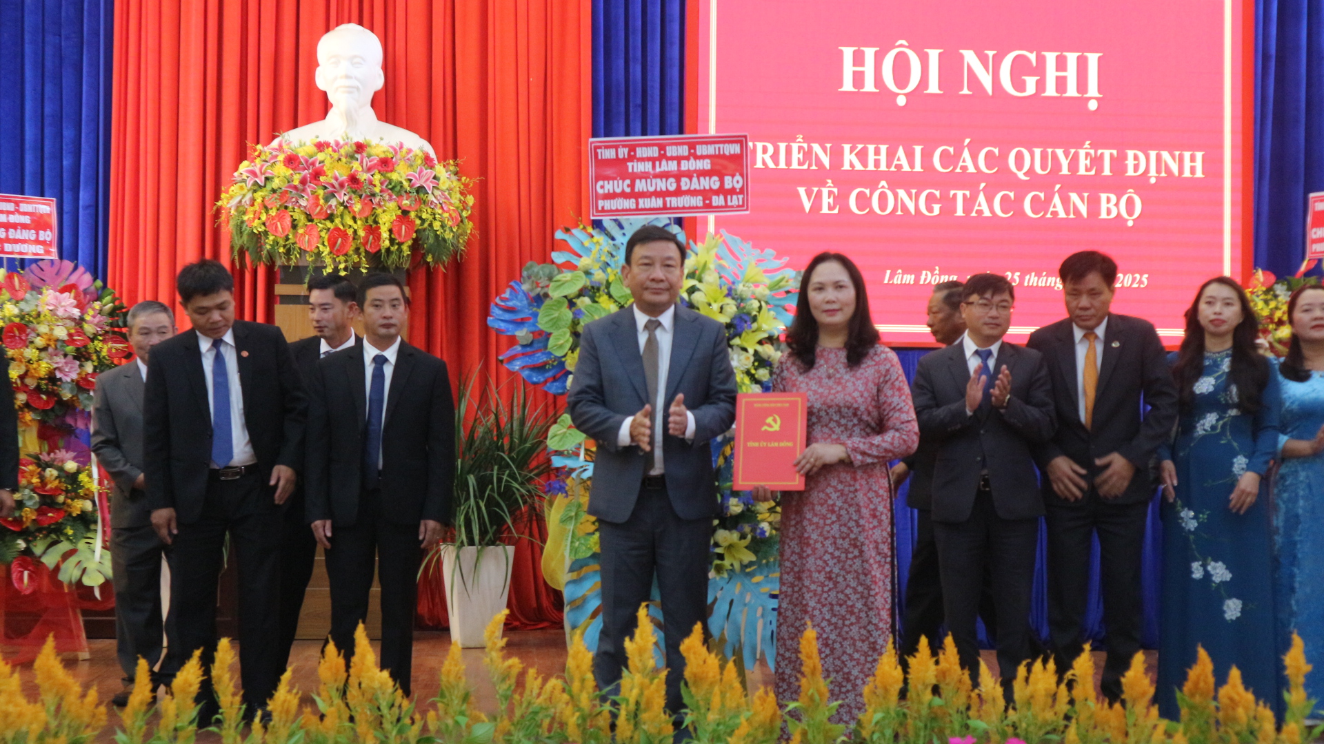 Phó Bí thư Tỉnh uỷ Bùi Thắng trao quyết định Bí thư Đảng uỷ phường Xuân Trường - Đà Lạt cho đồng chí Ngô Thị Mỹ Lợi