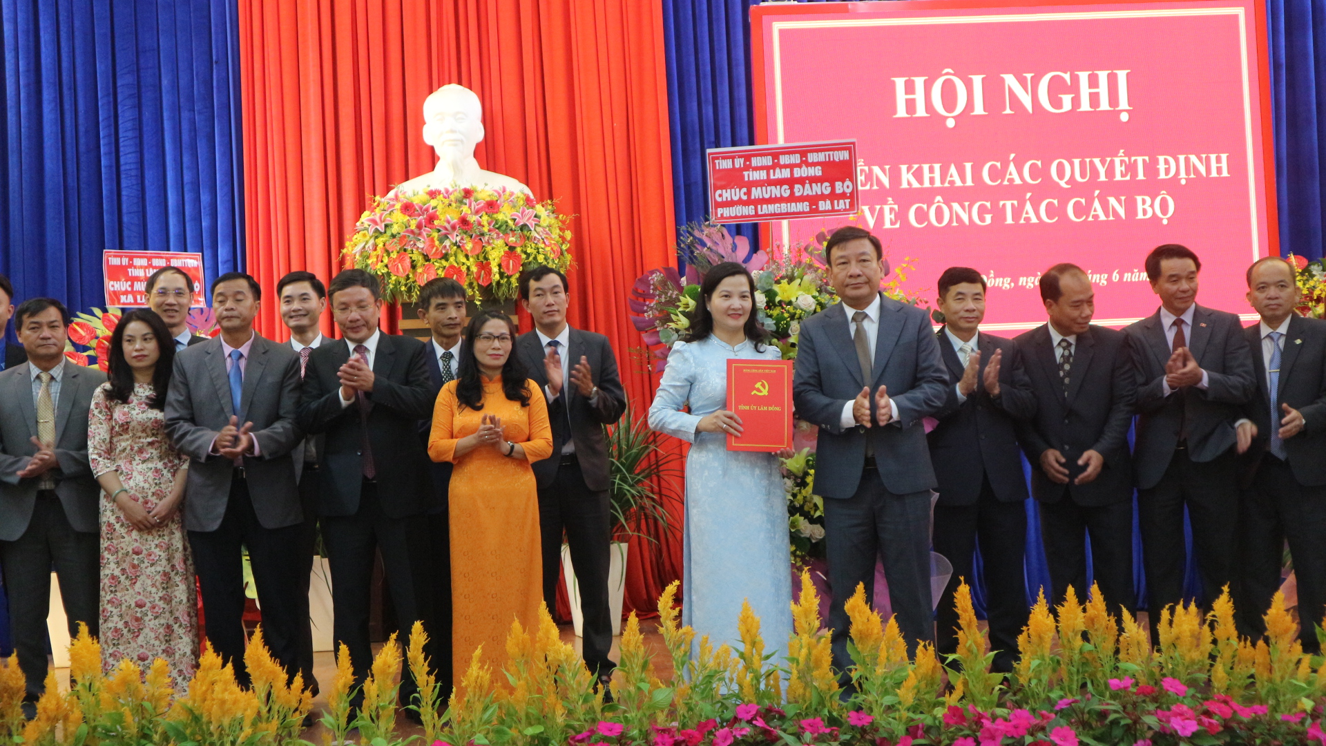 Phó Bí thư Tỉnh uỷ trao quyết định Bí thư Đảng uỷ phường Lang Biang cho đồng chí Trần Thị Chúc Quỳnh
