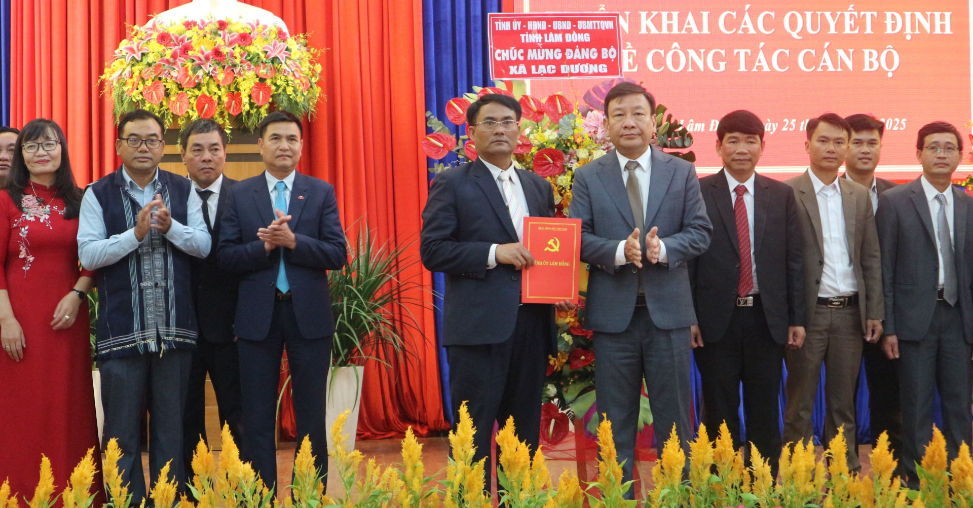 Đồng chí Bùi Thắng - Phó Bí thư Tỉnh ủy, kiêm Trưởng Ban Tổ chức Tỉnh uỷ trao Trao quyết định Bí thư Đảng uỷ xã Lạc Dương cho đồng chí Ya Tiong