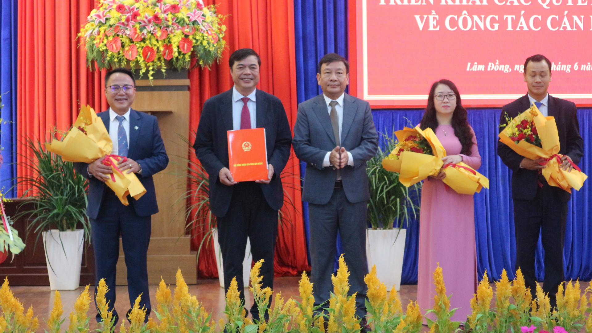 Công bố quyết định về công tác cán bộ tại 5 phường Đà Lạt và xã Lạc Dương
