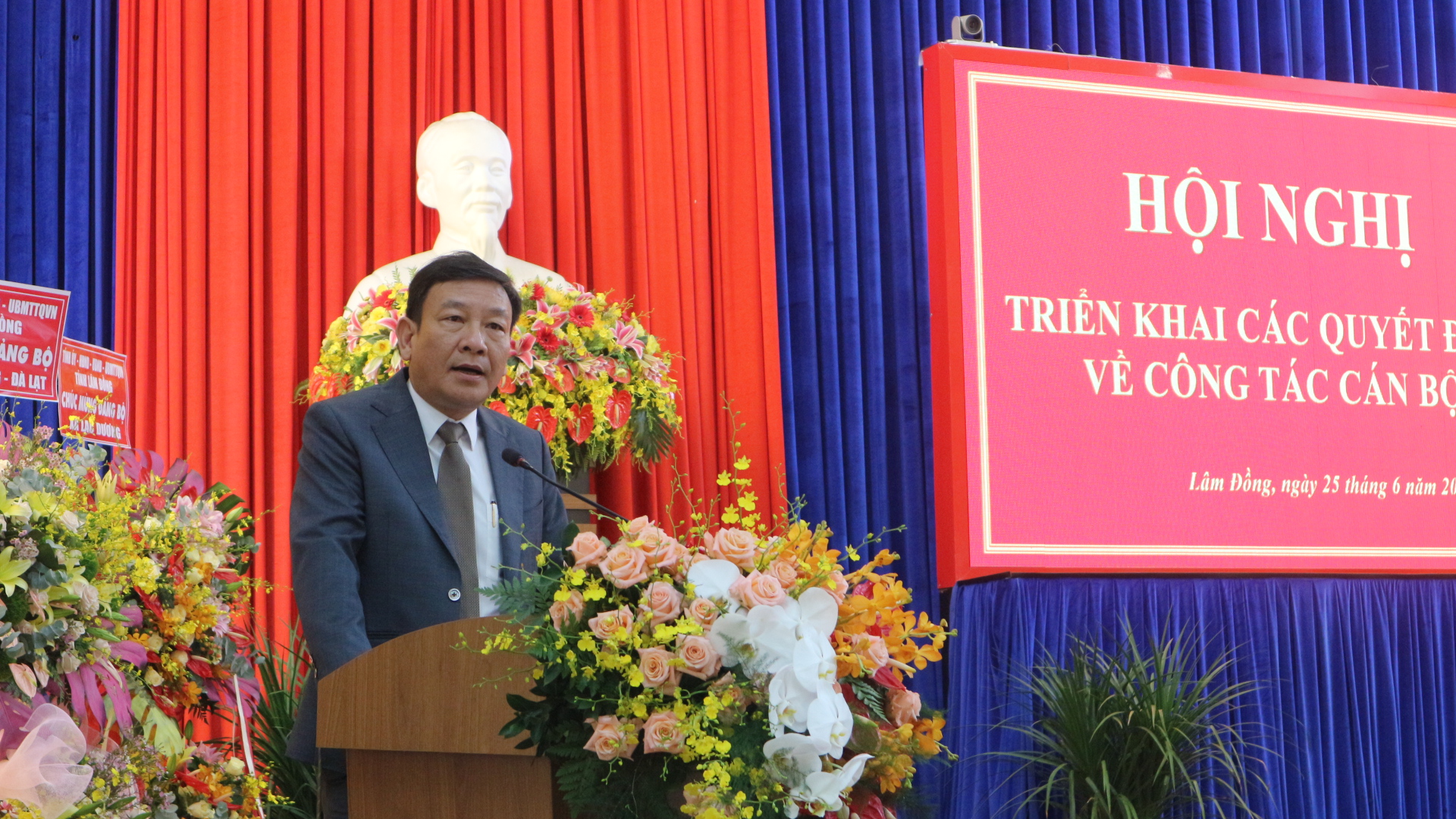 Đồng chí Bùi Thắng - Phó Bí thư Tỉnh uỷ, Trưởng Ban Tổ chức Tỉnh uỷ phát biểu chỉ đạo tại Lễ công bố quyết định về công tác cán bộ