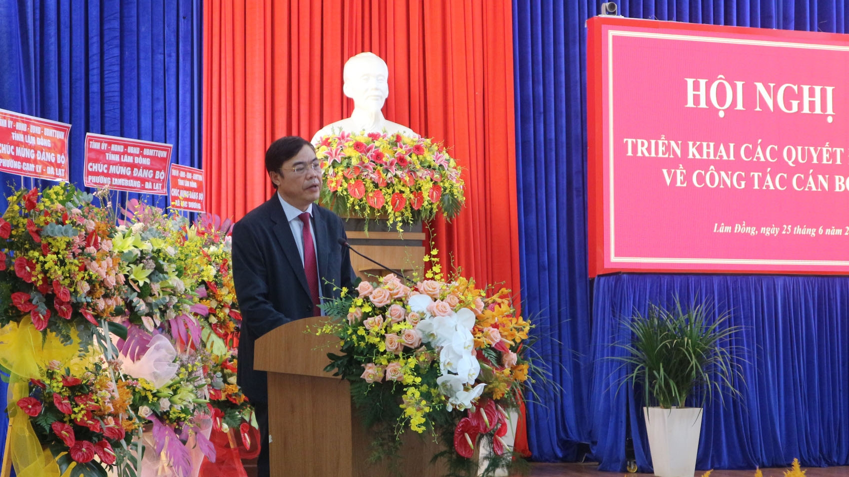 Thay mặt lãnh đạo 5 phường Đà Lạt và xã Lạc Dương, Bí thư Đảng uỷ phường Xuân Hương - Đà Lạt Đặng Đức Hiệp phát biểu nhận nhiệm vụ
